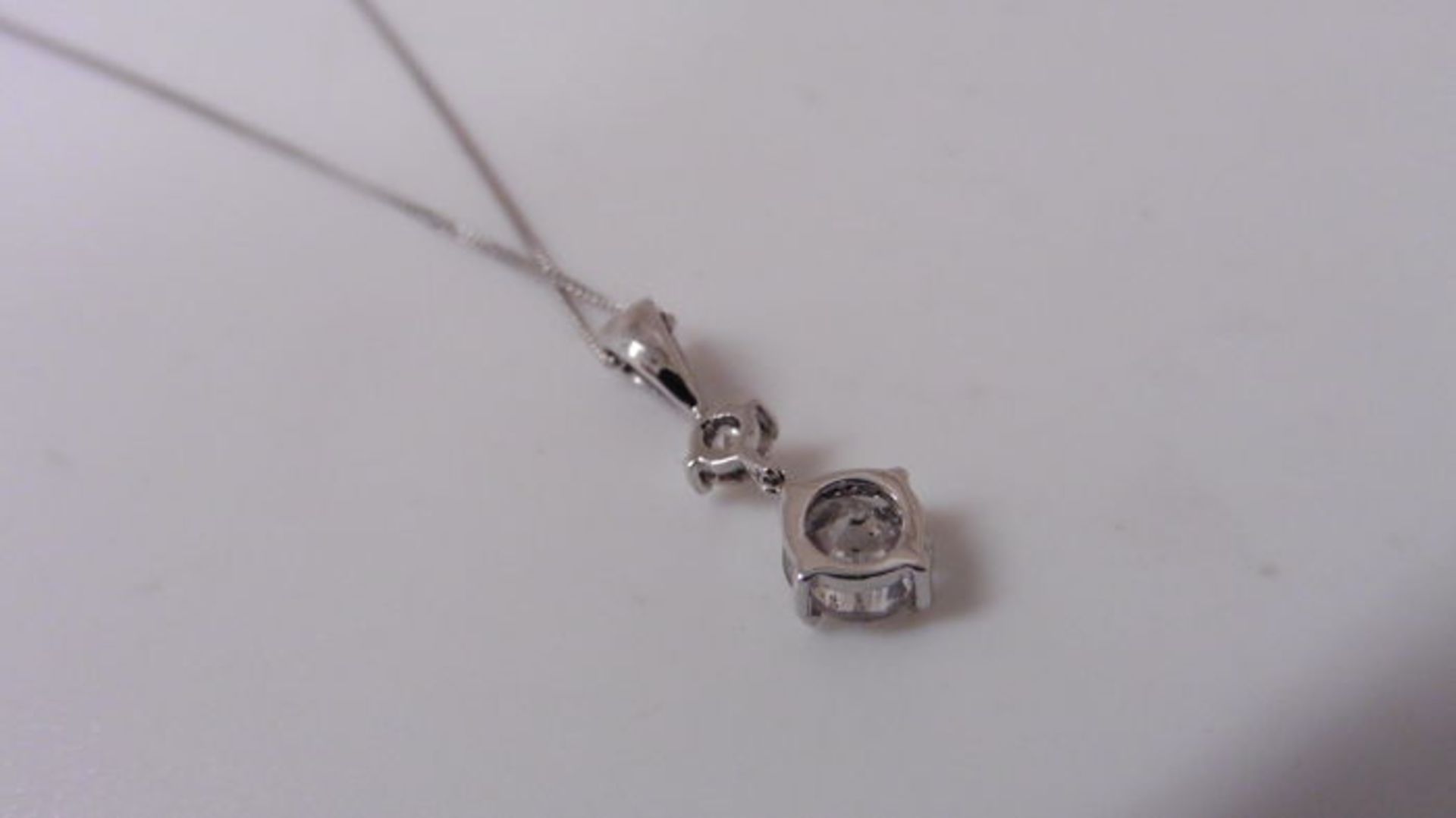 0.60ct diamond drop pendant set in 18ct white gold. 0.50ct on the bottom with 0.10ct on top. I-J - Bild 2 aus 3