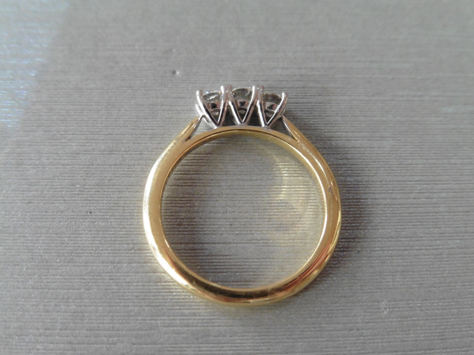 18ct gold diamond three stone ring set with three small brilliant cut diamonds, I colour and Si - Bild 3 aus 3