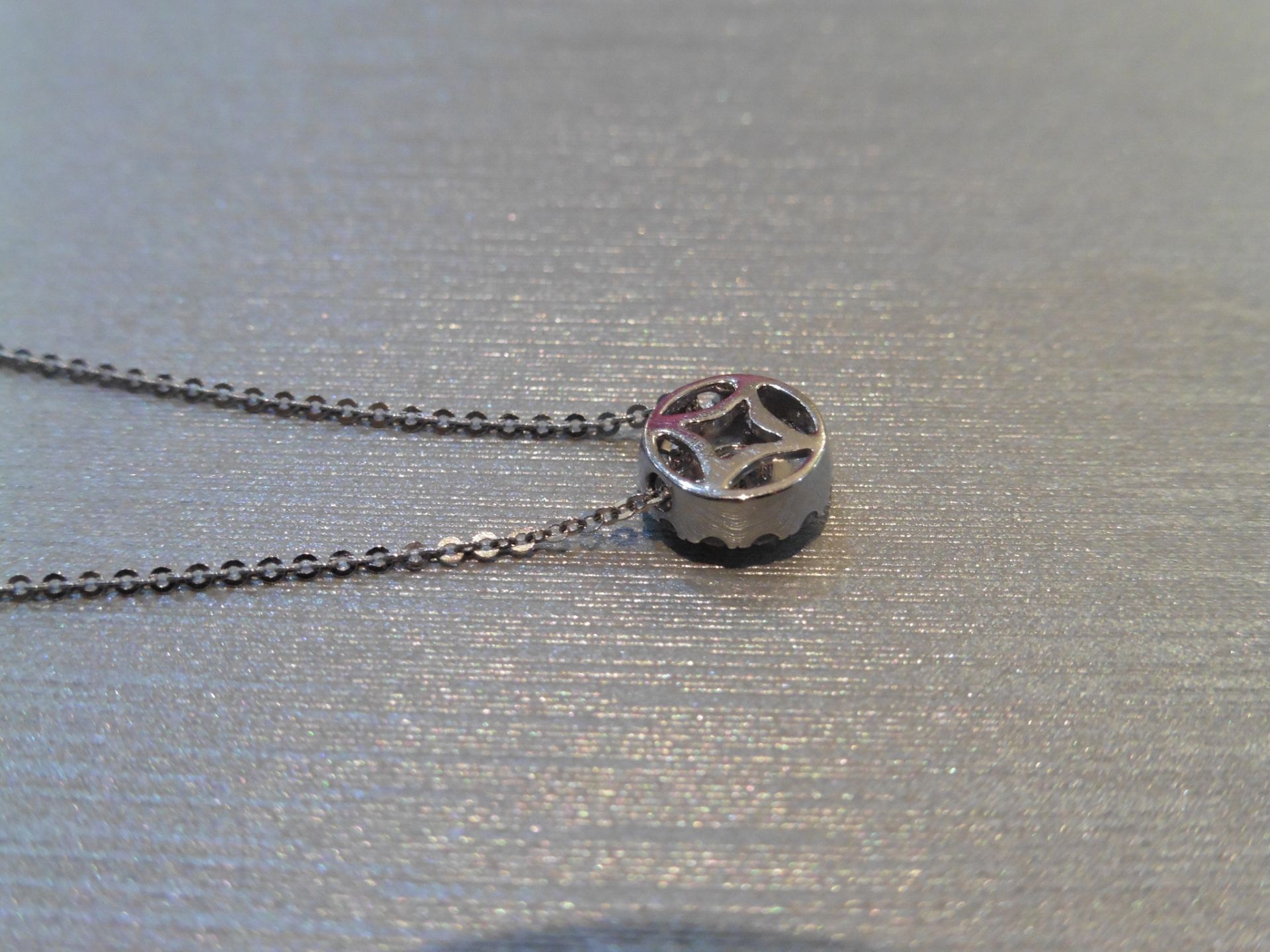 18ct white gold diamond pendant. Set with a centred 0.30ct russian cut diamond, H colour and SI2 - Bild 2 aus 2