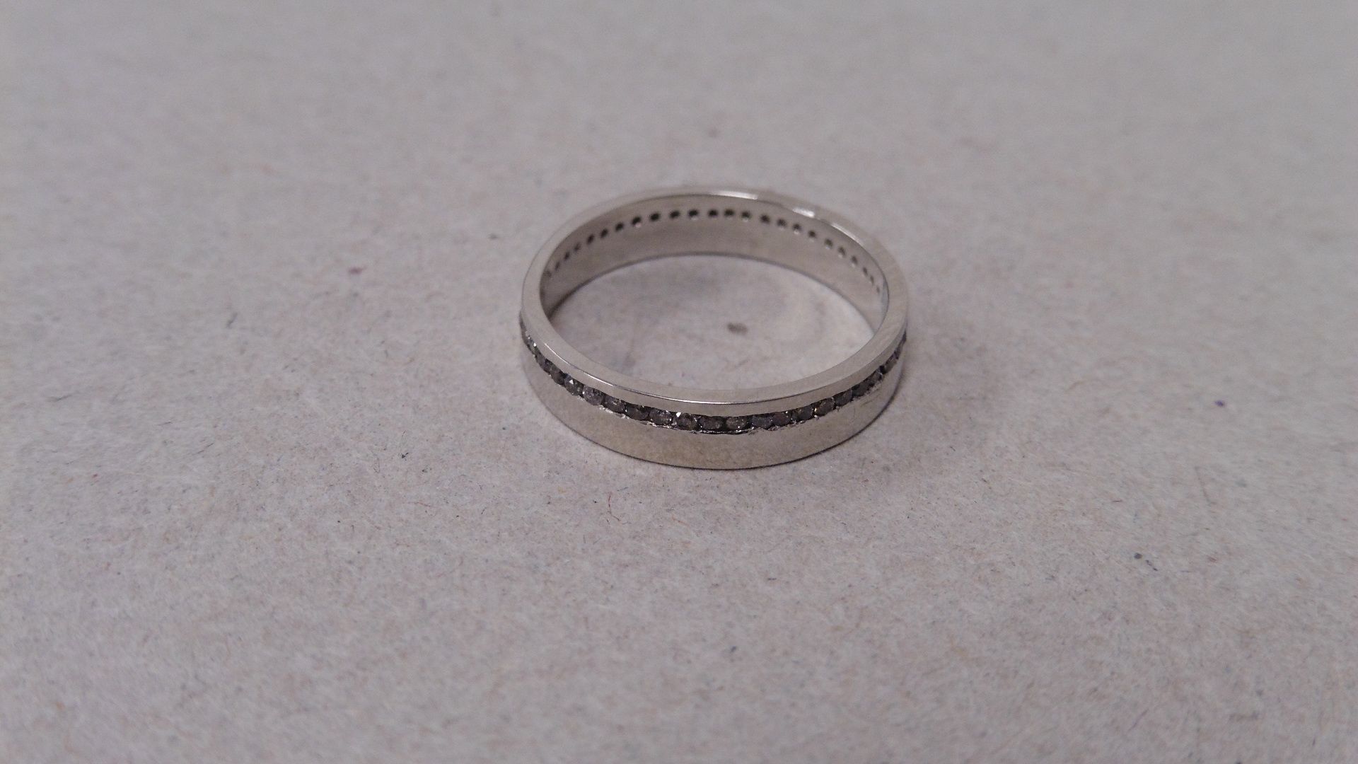 18ct white gold diamond set band ring with small diamonds channel set all the way round. I/J - Bild 2 aus 2