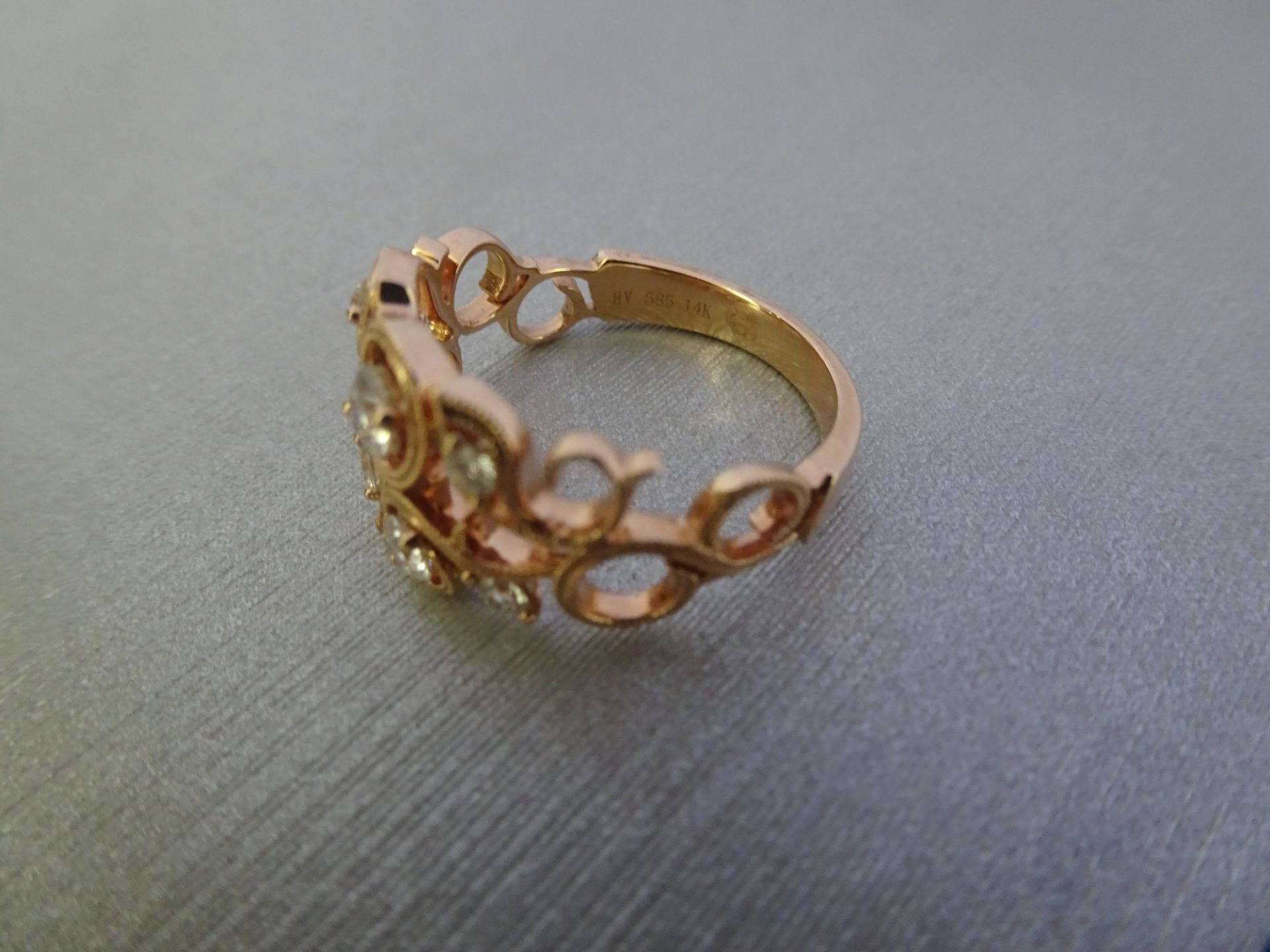 14ct rose gold open diamond dress ring. Set with graduated Brilliant cut diamonds, of H colour and - Bild 3 aus 3
