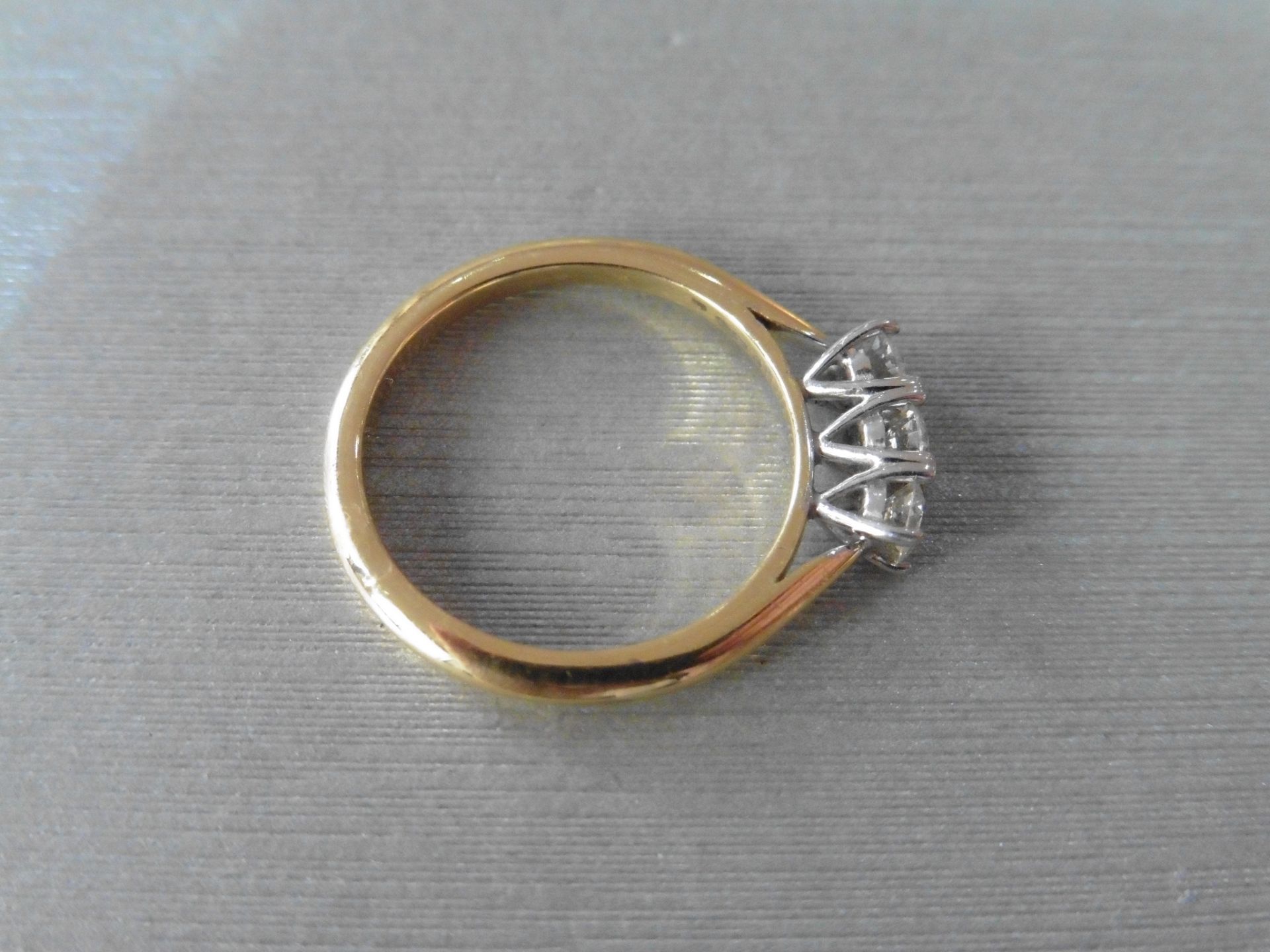 18ct gold diamond three stone ring set with three small brilliant cut diamonds, I colour and Si - Bild 2 aus 3