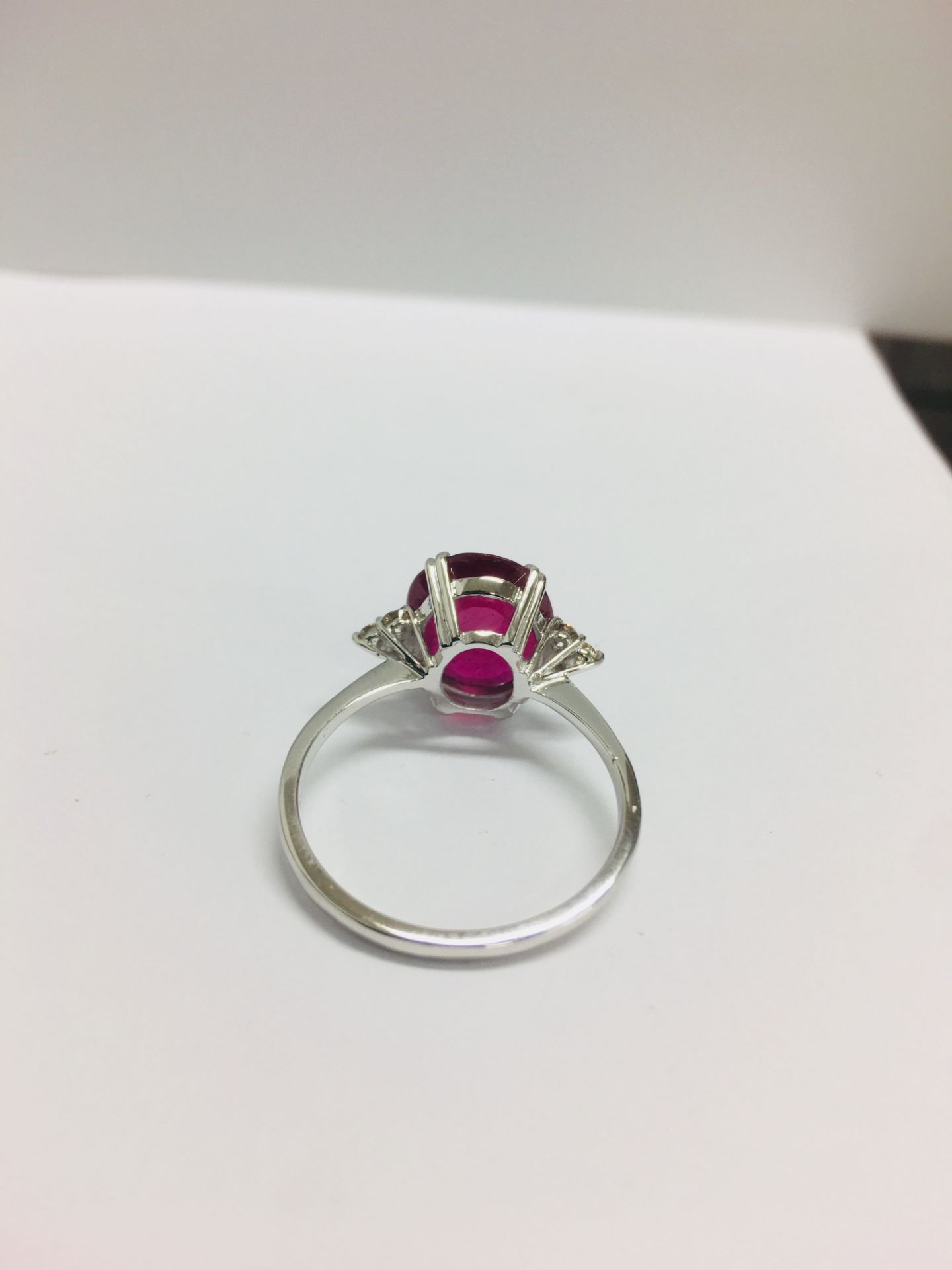 18ct Ruby Diamond Cluster ring,6ct Ruby natural(treated) 0.36ct diamond i colour si clarity,2.9gms - Image 4 of 5