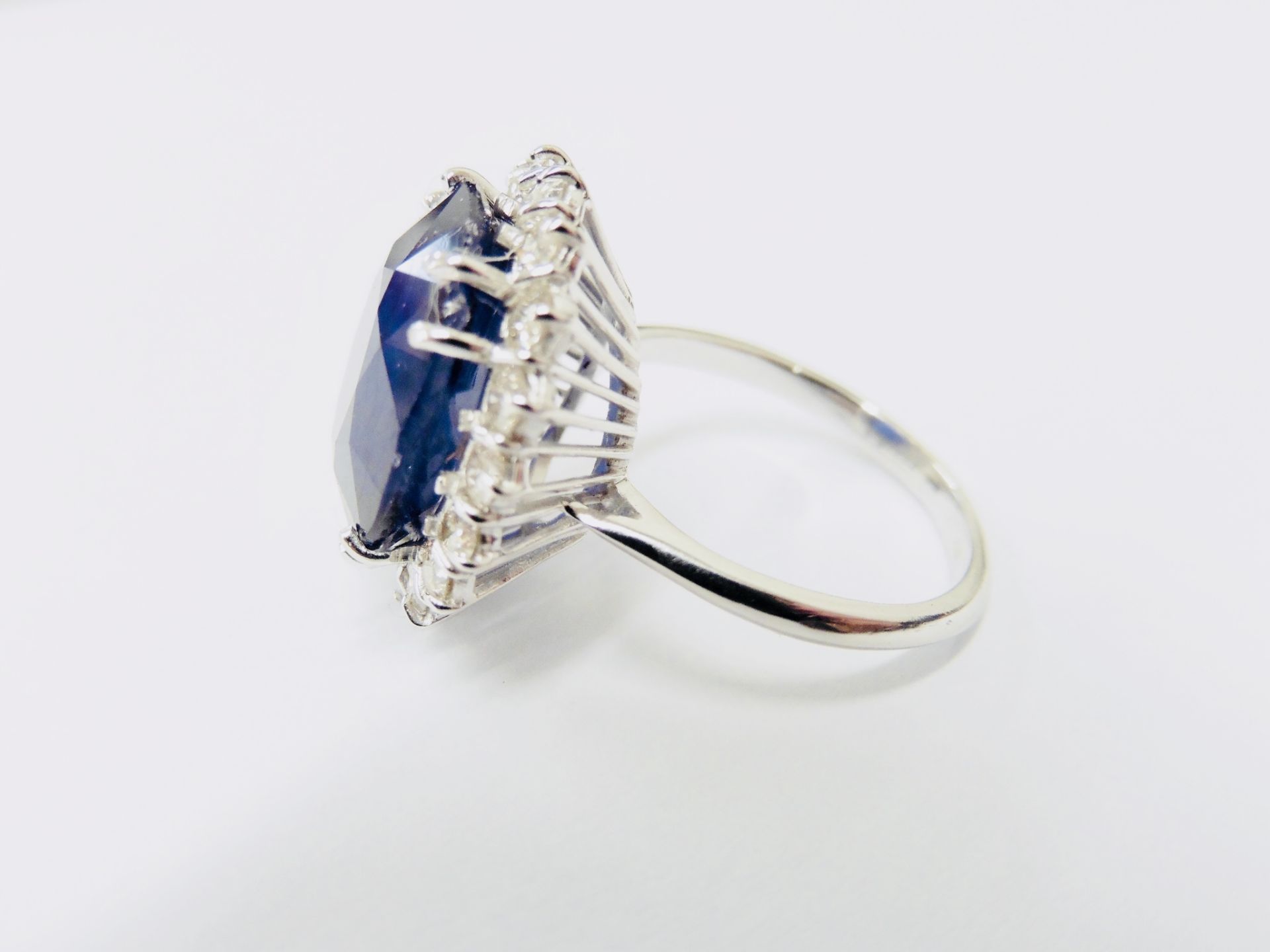 9ct Sapphire Diamond cluster ring,9ct sapphire natural(treated),1.30ct brilliant cut diamonds si2 - Image 4 of 6