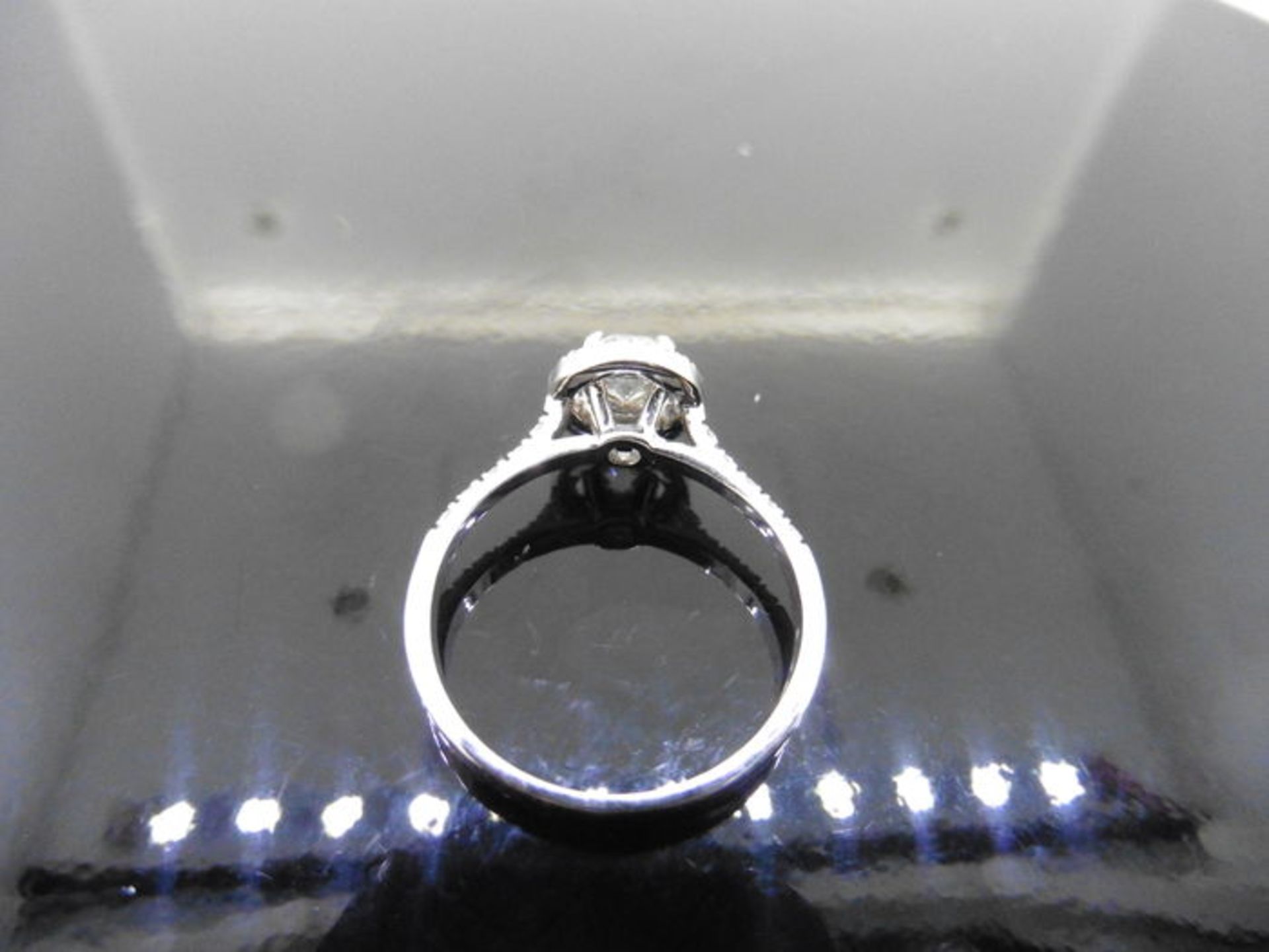 18ct white gold diamond set solitaire ring set with a 0.40ct brilliant cut diamond, I colour and si2 - Bild 2 aus 3