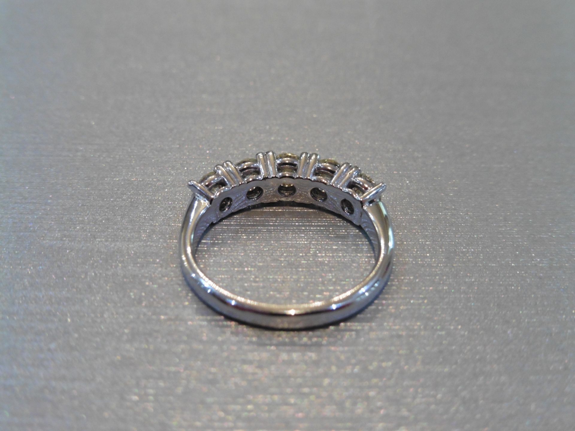 18ct gold diamond five stone diamond ring. 5 brilliant cut diamonds weighing 1.00ct total. I/J - Bild 3 aus 3