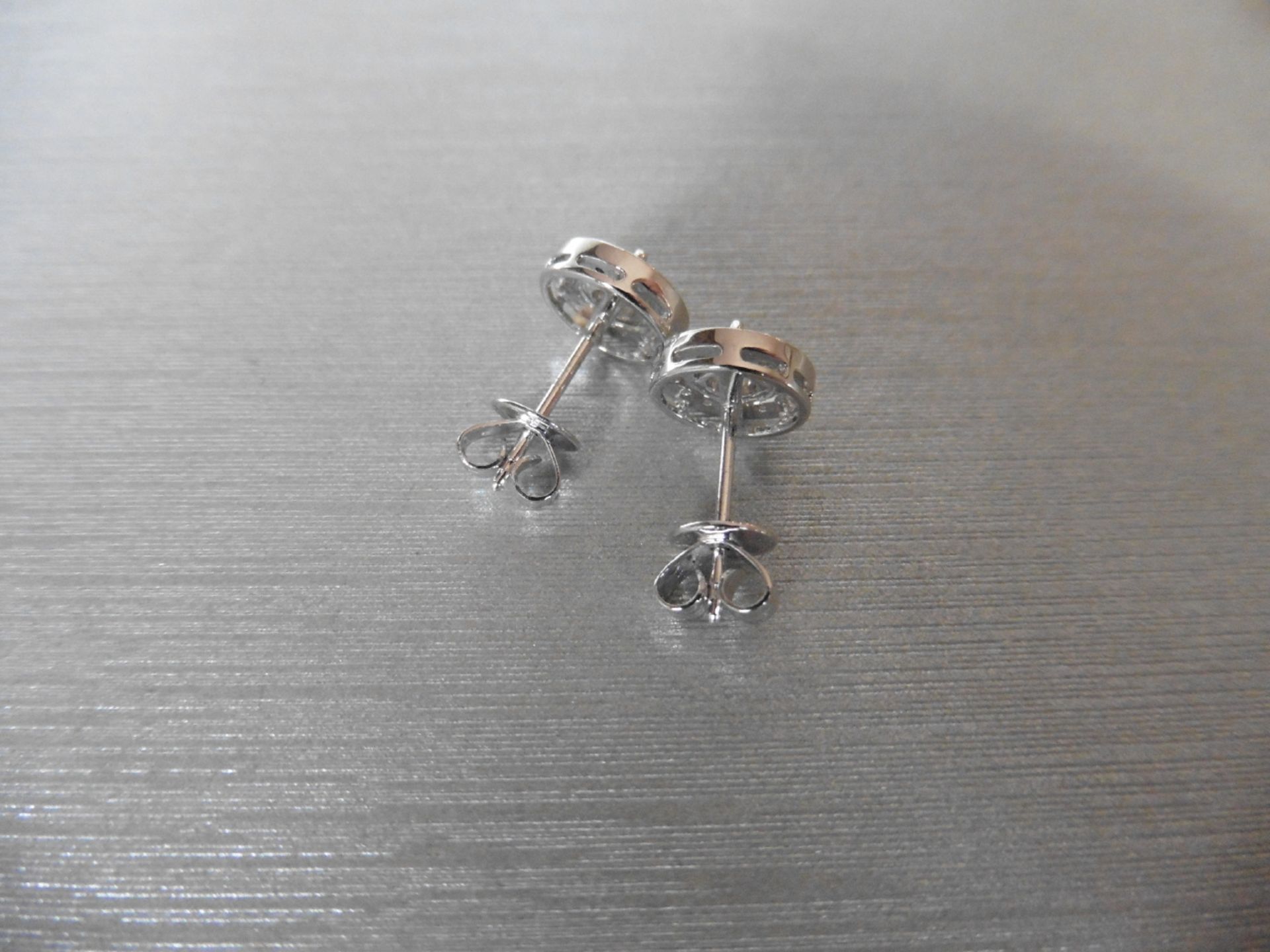 0.32ct diamond set cartier style stud earrings set in 18ct gold. Set with brilliant cut diamonds, - Bild 3 aus 4