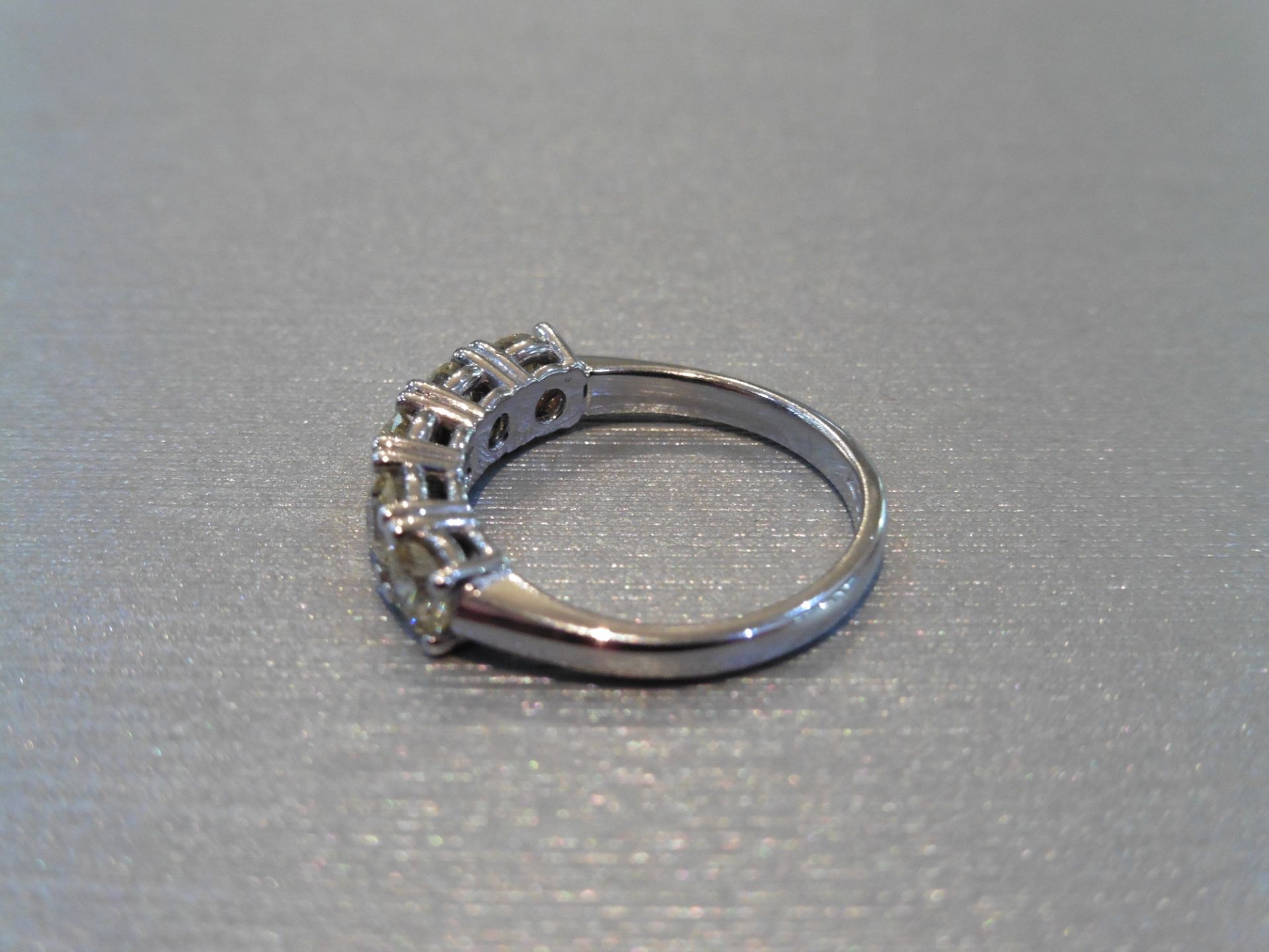 18ct gold diamond five stone diamond ring. 5 brilliant cut diamonds weighing 1.00ct total. I/J - Bild 2 aus 3