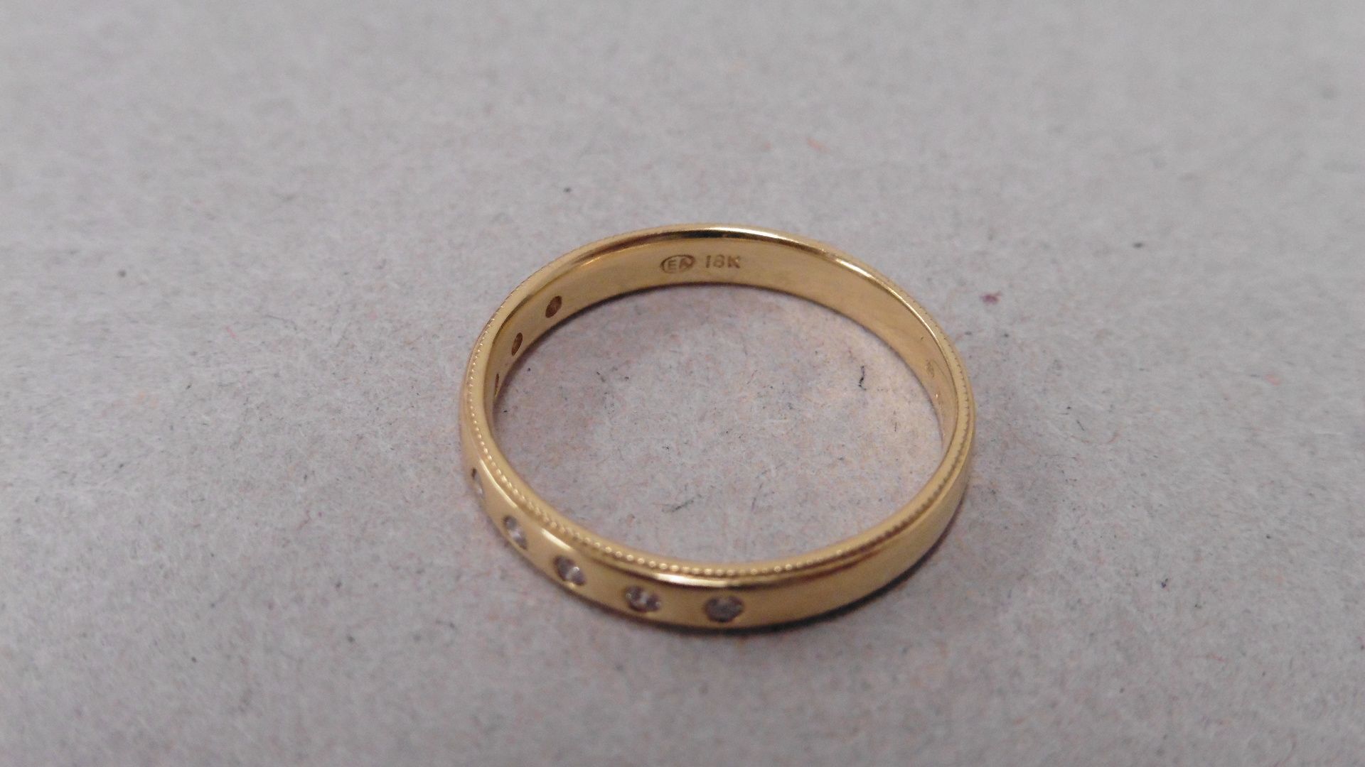 18ct yellow gold diamond set band ring. 9 small brilliant cut diamonds, H colour and si1-2 - Bild 2 aus 4