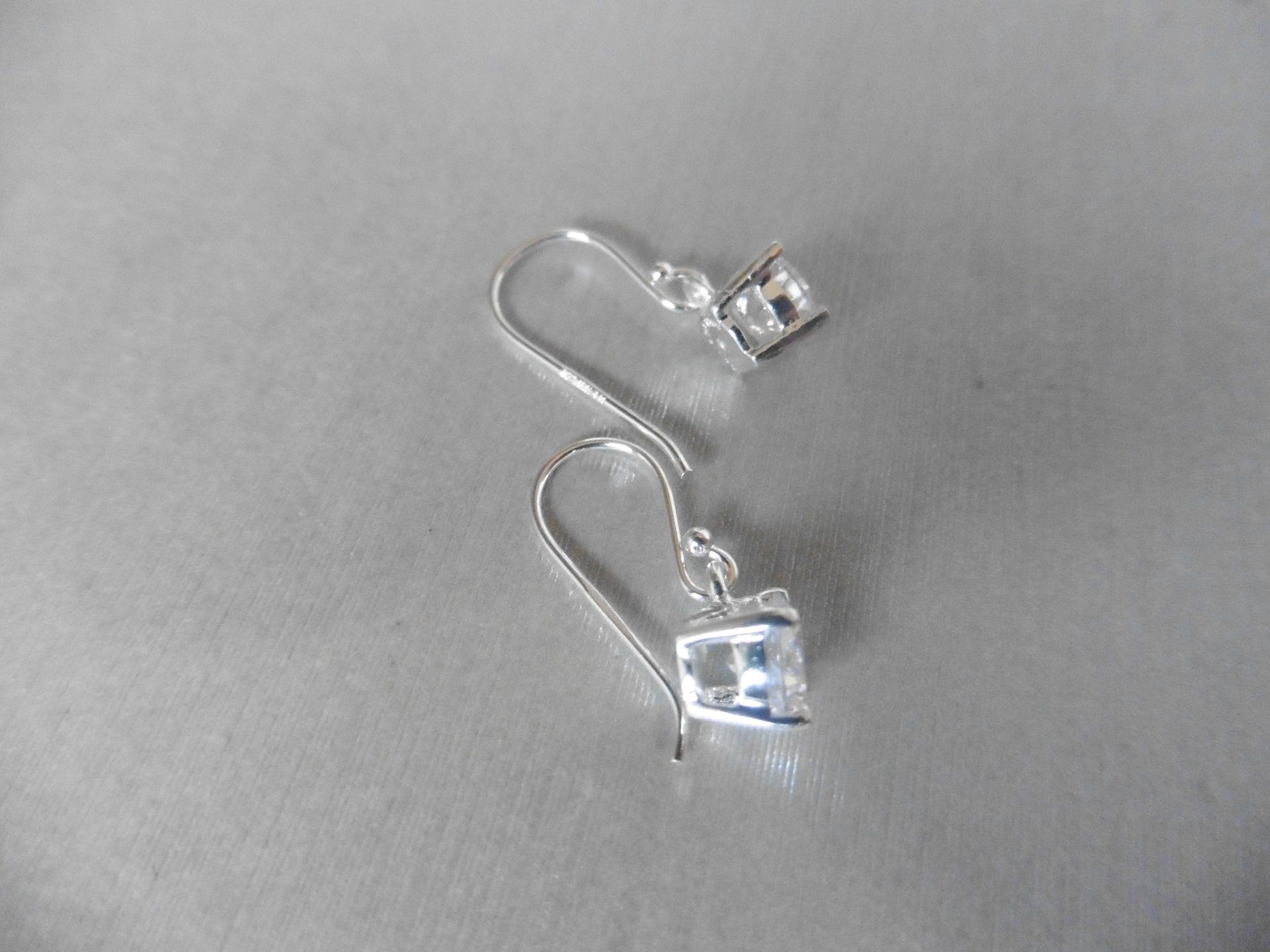 1.00ct diamond drop style solitaire earrings each set with a brilliant cut diamond, I/J colour, - Bild 3 aus 5
