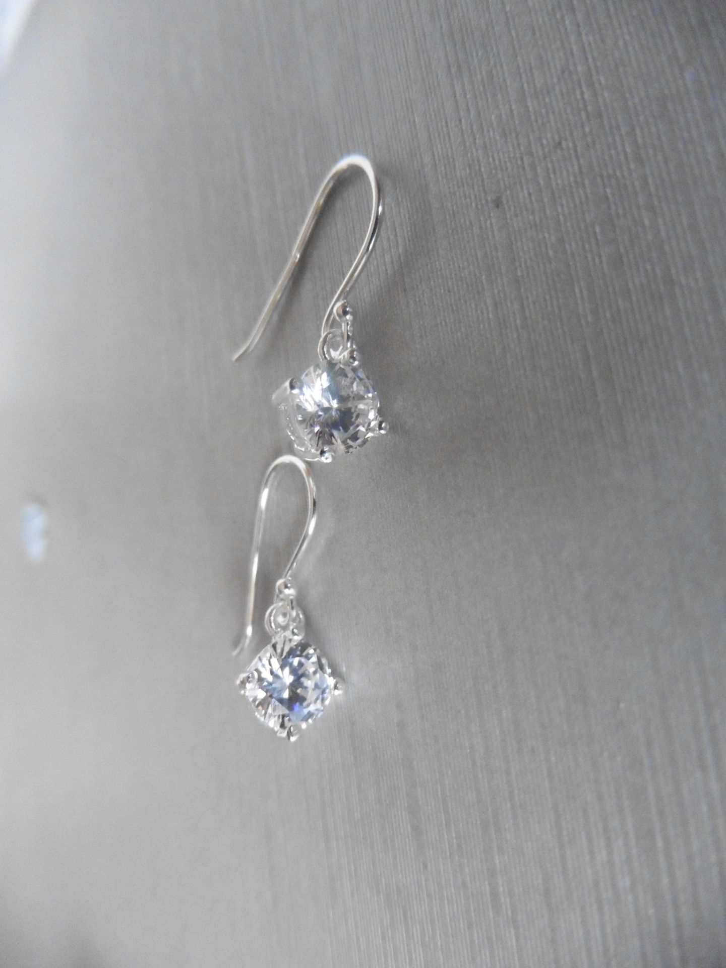 0.80ct diamond drop style solitaire earrings each set with a brilliant cut diamond, I colour, Si2 - Bild 3 aus 3