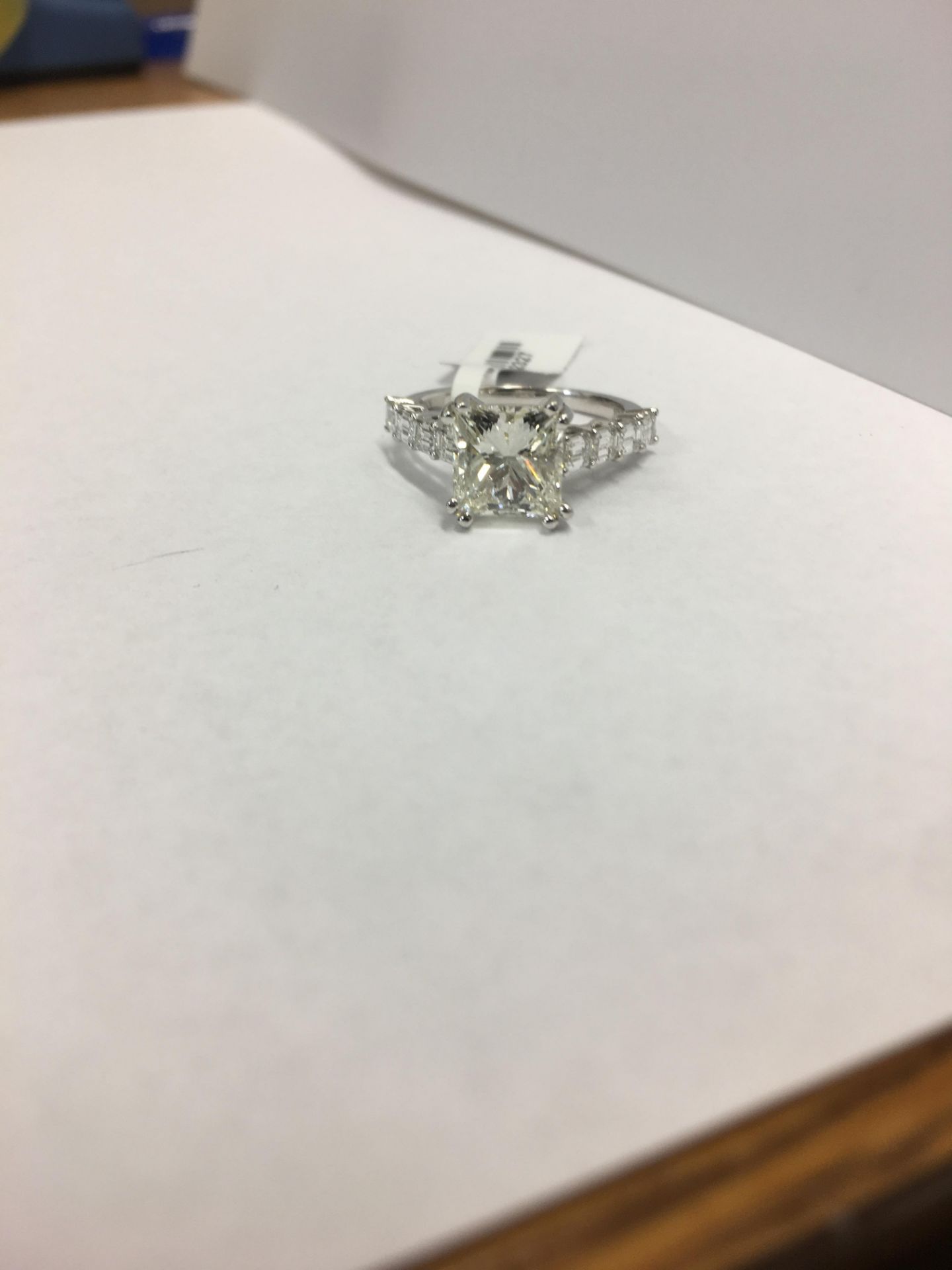 3.09ct Princess cut diamond i colour vs quality ,8x0.10ct emrald cuts set in the setting,g colour vs - Image 2 of 4