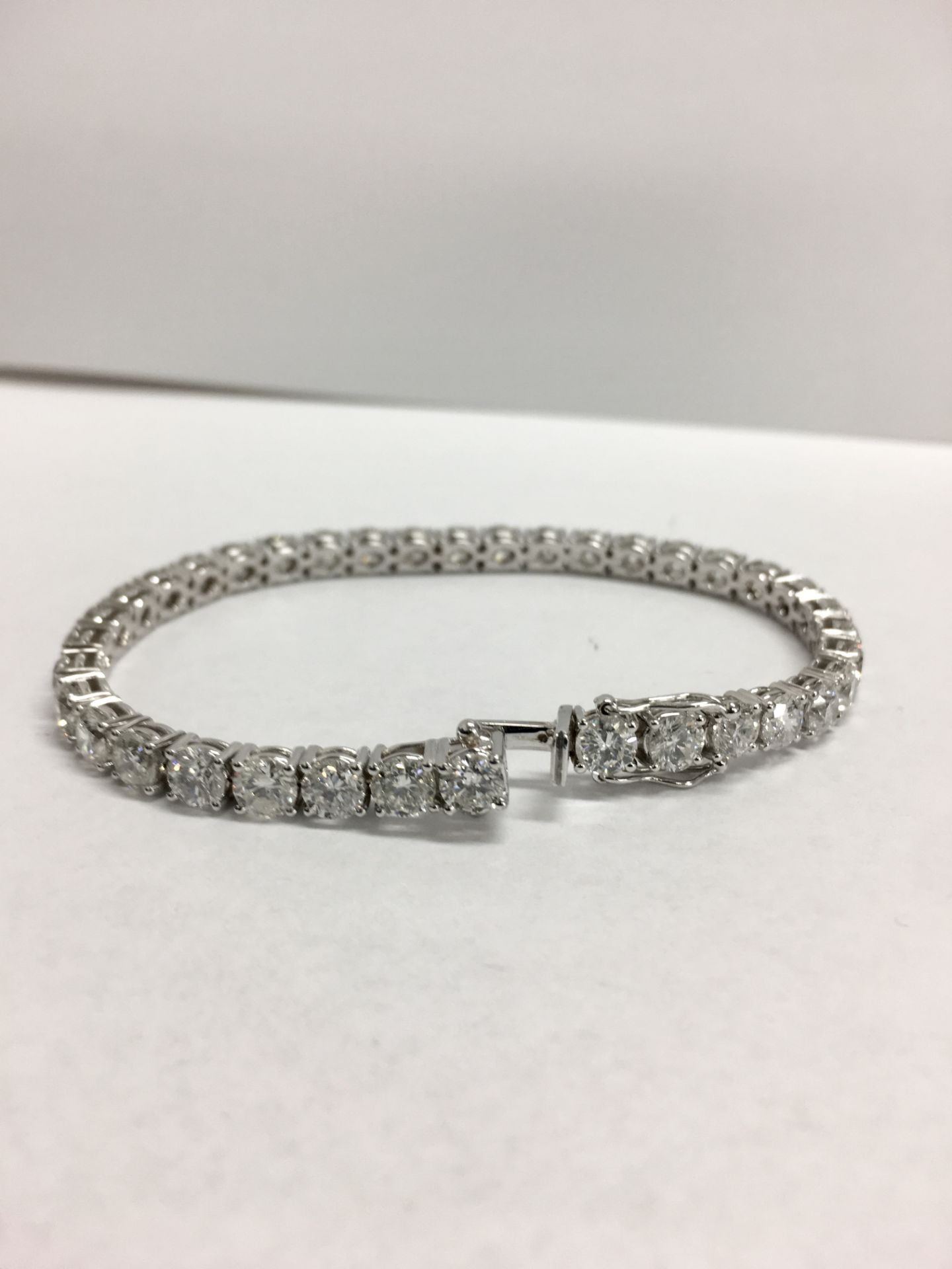 15.50ct diamond bracelet ,39x 0.40ct round brilliant cut diamonds,h colour si clarity ,18.9gms - Image 5 of 6