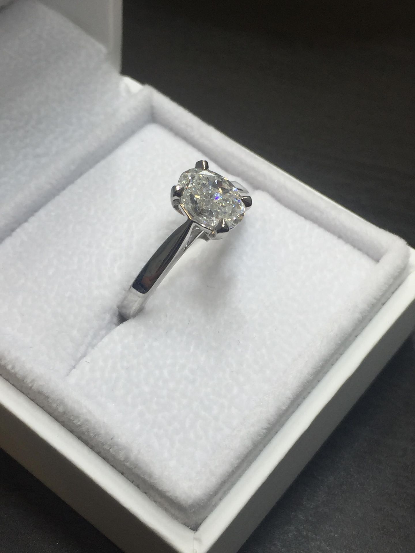 1.20ct Oval cut diamond ,F colour si2 clarity,4 claw platinum setting ,IGI certification 239675312, - Image 2 of 4