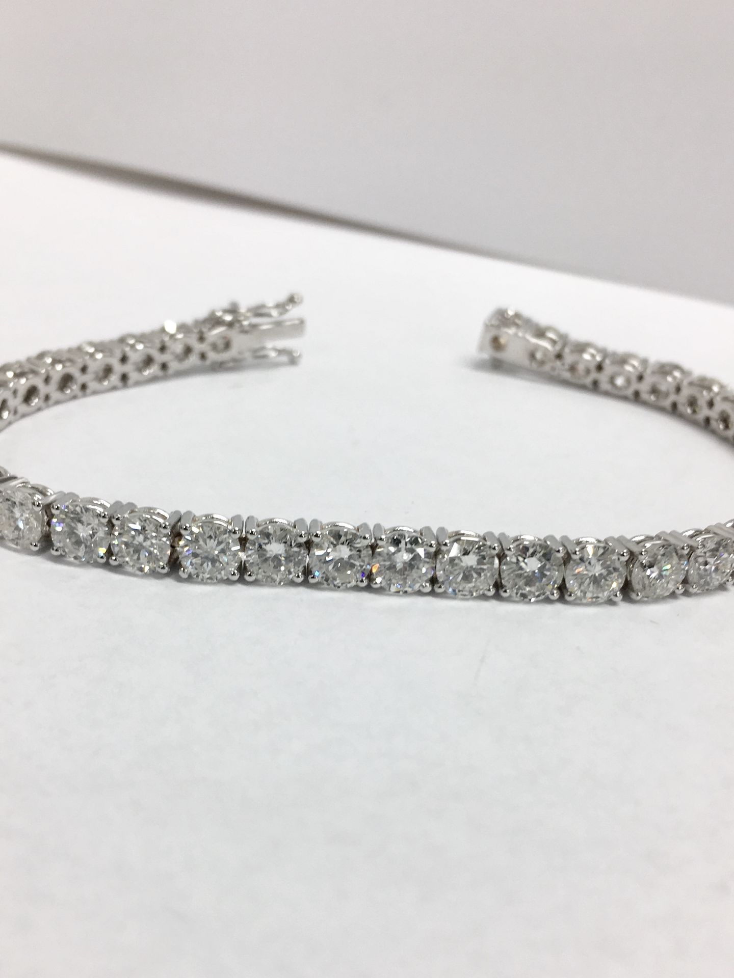 15.50ct diamond bracelet ,39x 0.40ct round brilliant cut diamonds,h colour si clarity ,18.9gms