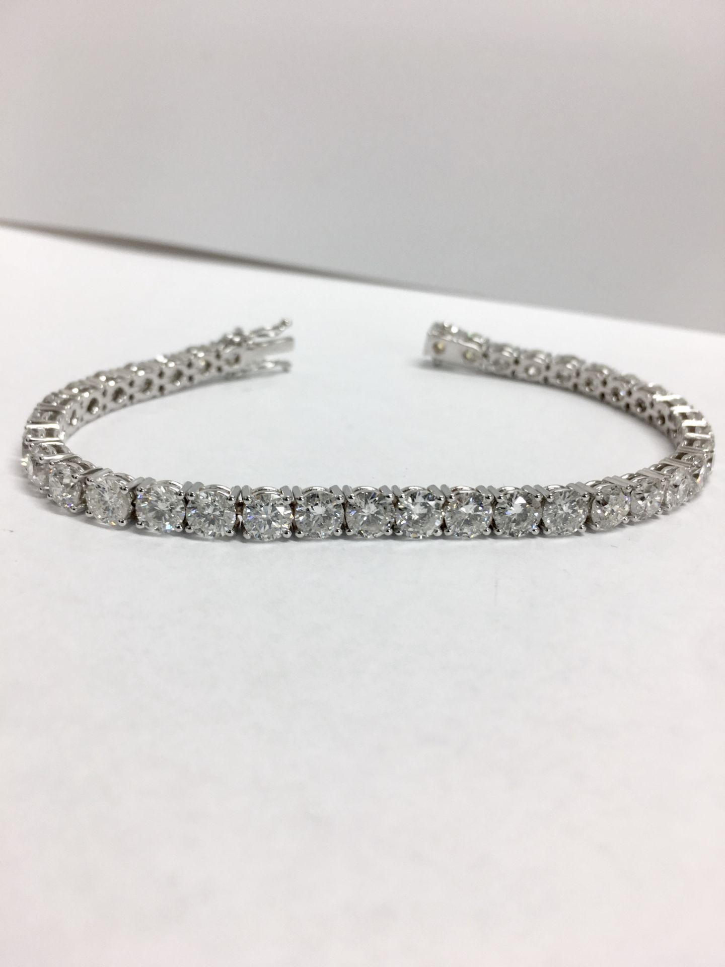 15.50ct diamond bracelet ,39x 0.40ct round brilliant cut diamonds,h colour si clarity ,18.9gms - Image 2 of 6