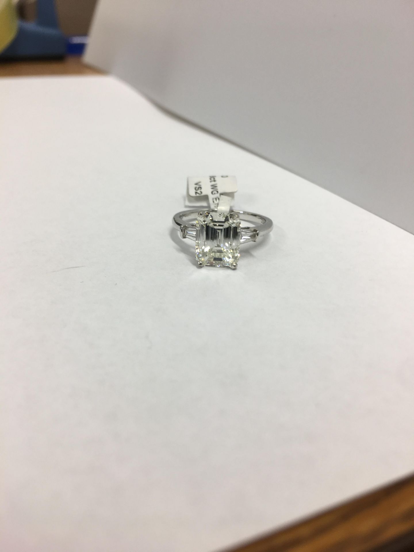 3.19ct Emerald cut diamond Ring,3.19ct emerald cut diamond I colour vs2 quality HRD certification - Image 2 of 5