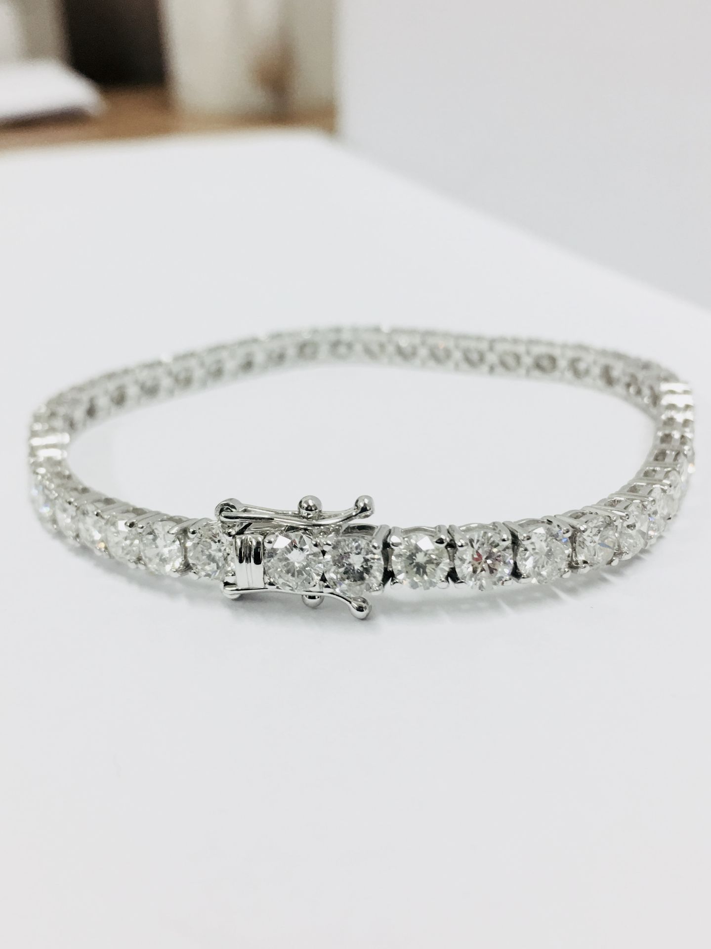 10ct diamond bracelet ,diamonds h colour si grade ,44x 3.75mm diamonds,11.75gms 18ct white gold 7Ó,