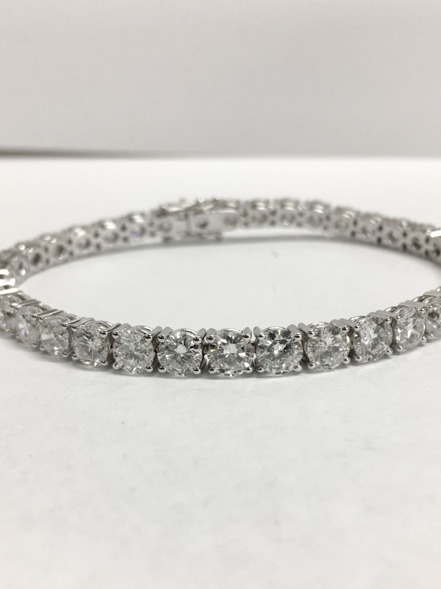 15.50ct diamond bracelet ,39x 0.40ct round brilliant cut diamonds,h colour si clarity ,18.9gms - Image 6 of 6