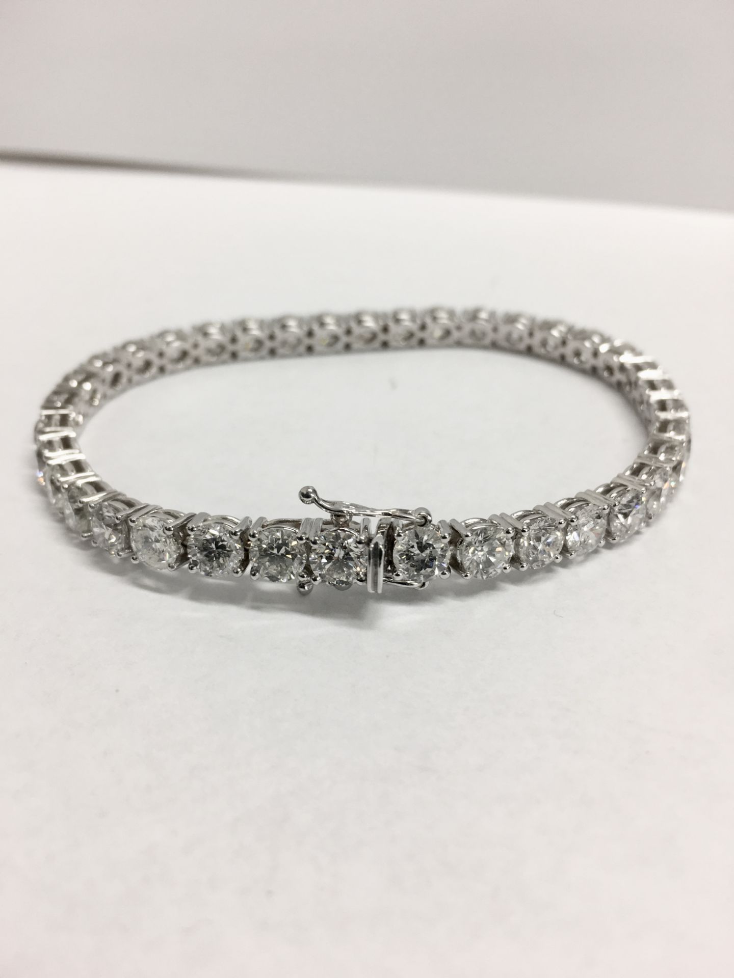 15.50ct diamond bracelet ,39x 0.40ct round brilliant cut diamonds,h colour si clarity ,18.9gms - Image 4 of 6