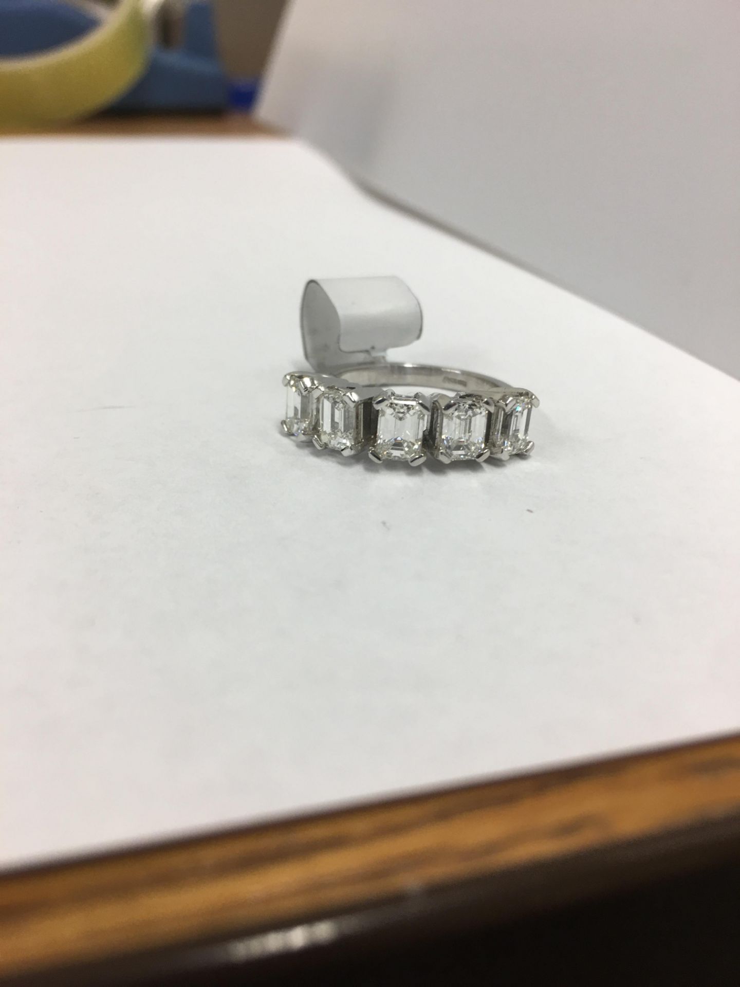 2.50ct Five stone diamond ring ,2.50ct emerald cut diamonds g vs clarity,5.8gms 18ct white gold size - Image 2 of 4