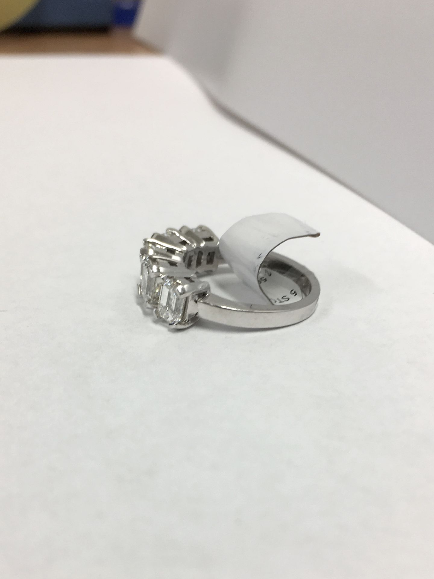 2.50ct Five stone diamond ring ,2.50ct emerald cut diamonds g vs clarity,5.8gms 18ct white gold size - Image 4 of 4
