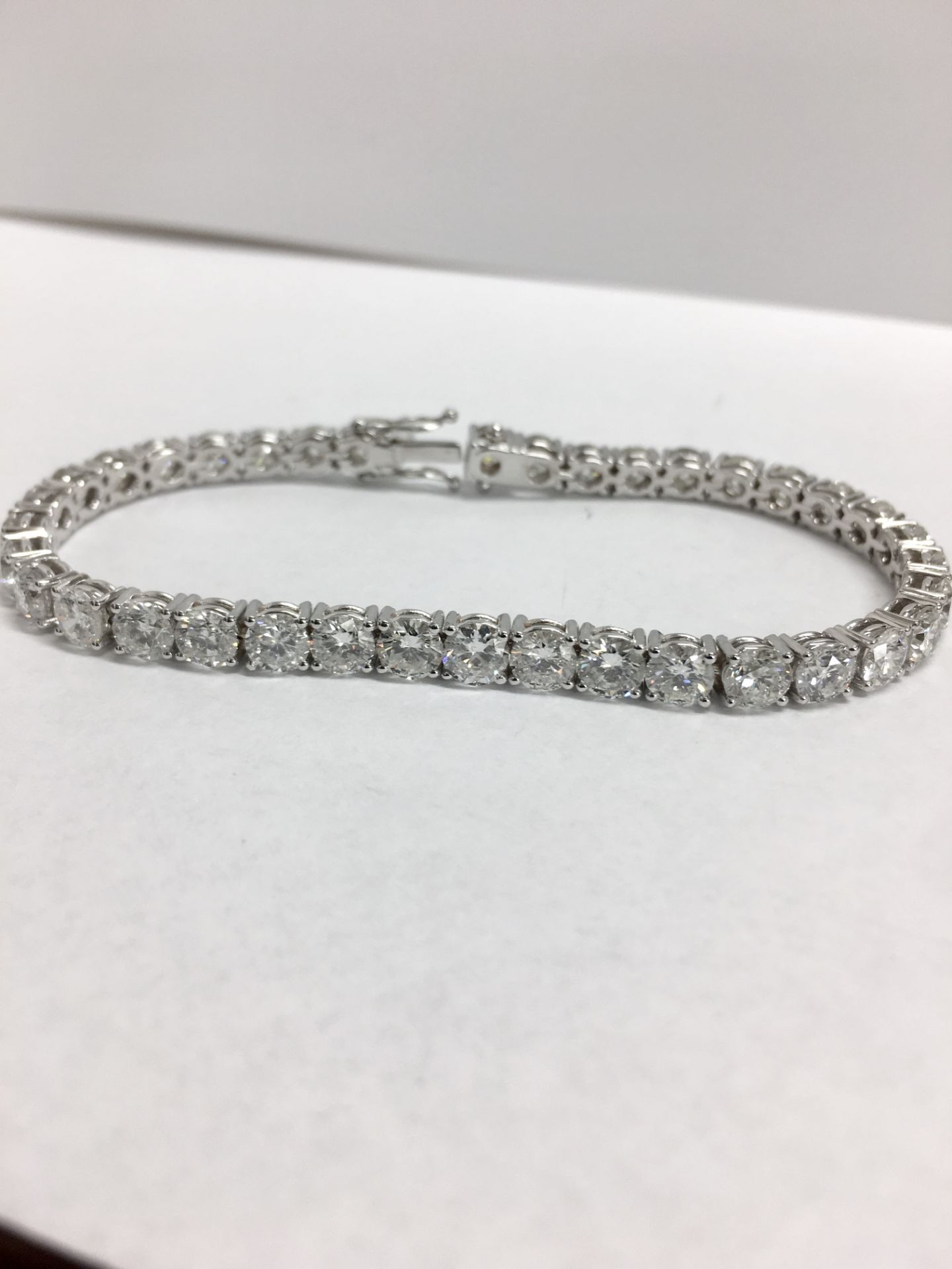15.50ct diamond bracelet ,39x 0.40ct round brilliant cut diamonds,h colour si clarity ,18.9gms - Image 3 of 6
