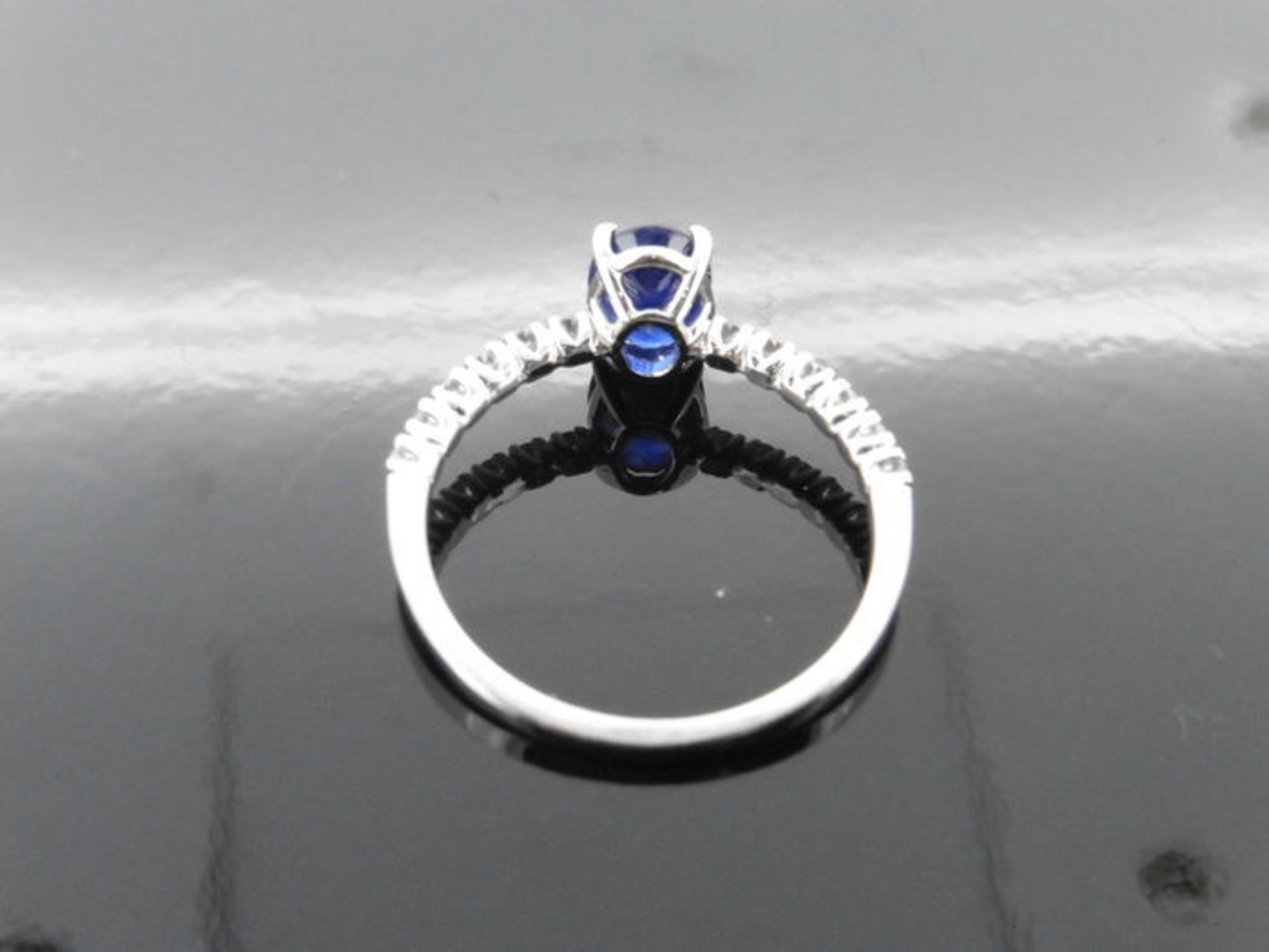 0.80ct / 0.12ct sapphire and diamond dress ring. Oval cut ( treated ) sapphire with small diamonds - Bild 2 aus 3