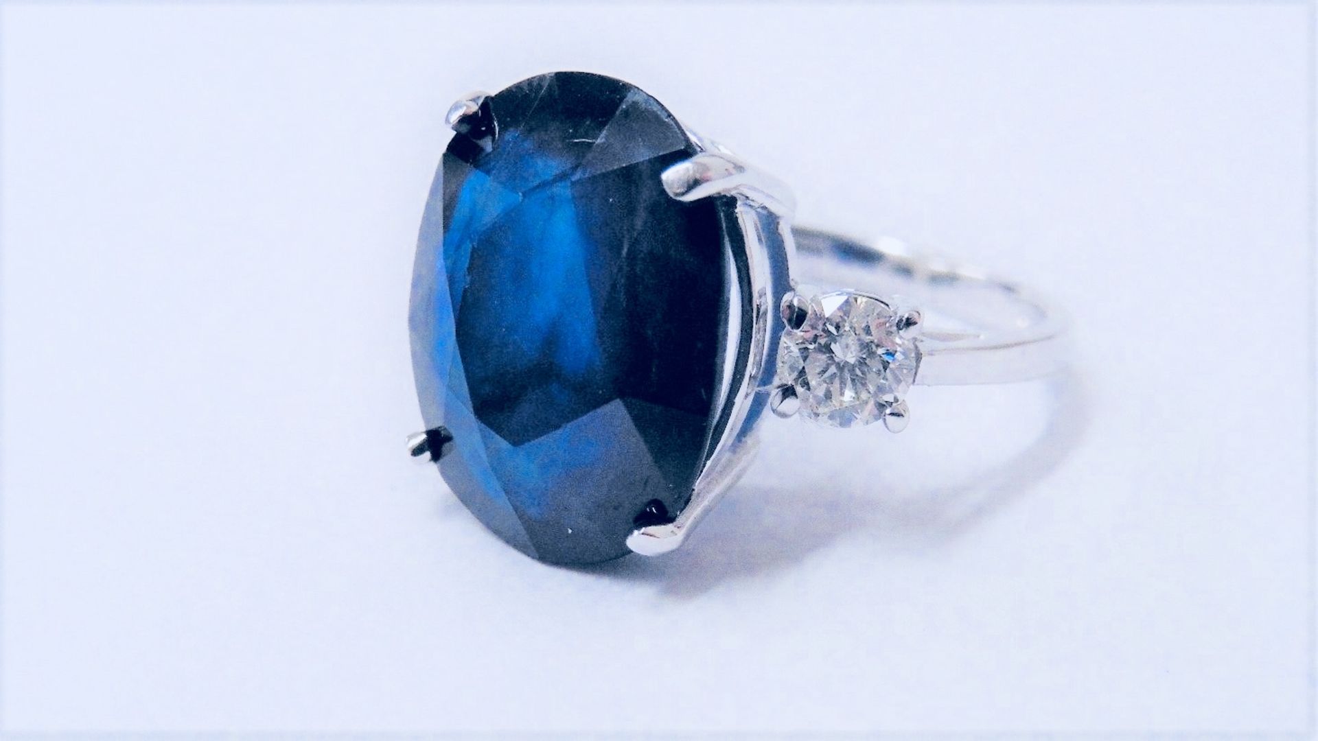 18ct sapphirediamond three stone ring,8.50ct sapphire(treated) 0.60ct diamonds (0.30ctx2) si2 I - Image 4 of 4