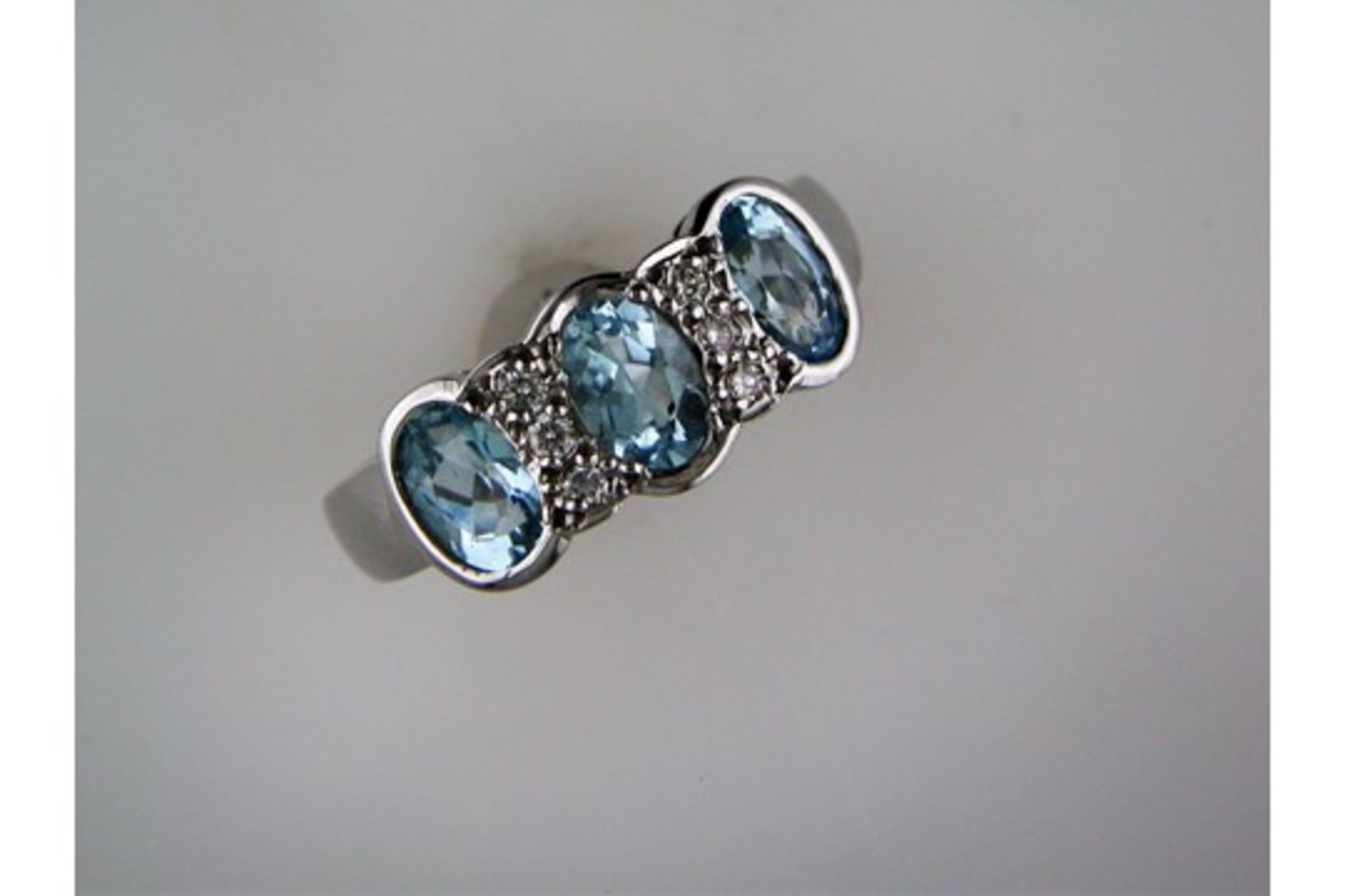 A New 3 Stone Aquamarine and Diamond Ring - Bild 2 aus 3