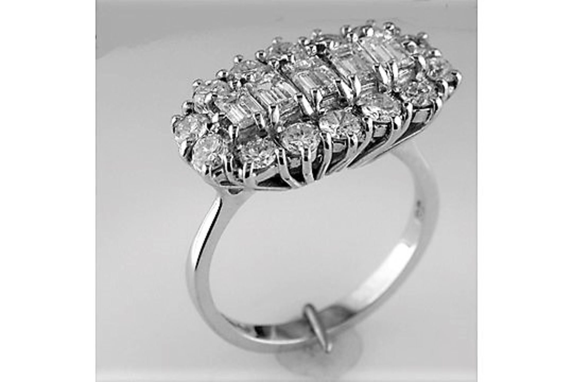 An Impressive Multistone Diamond Ring - Bild 2 aus 4