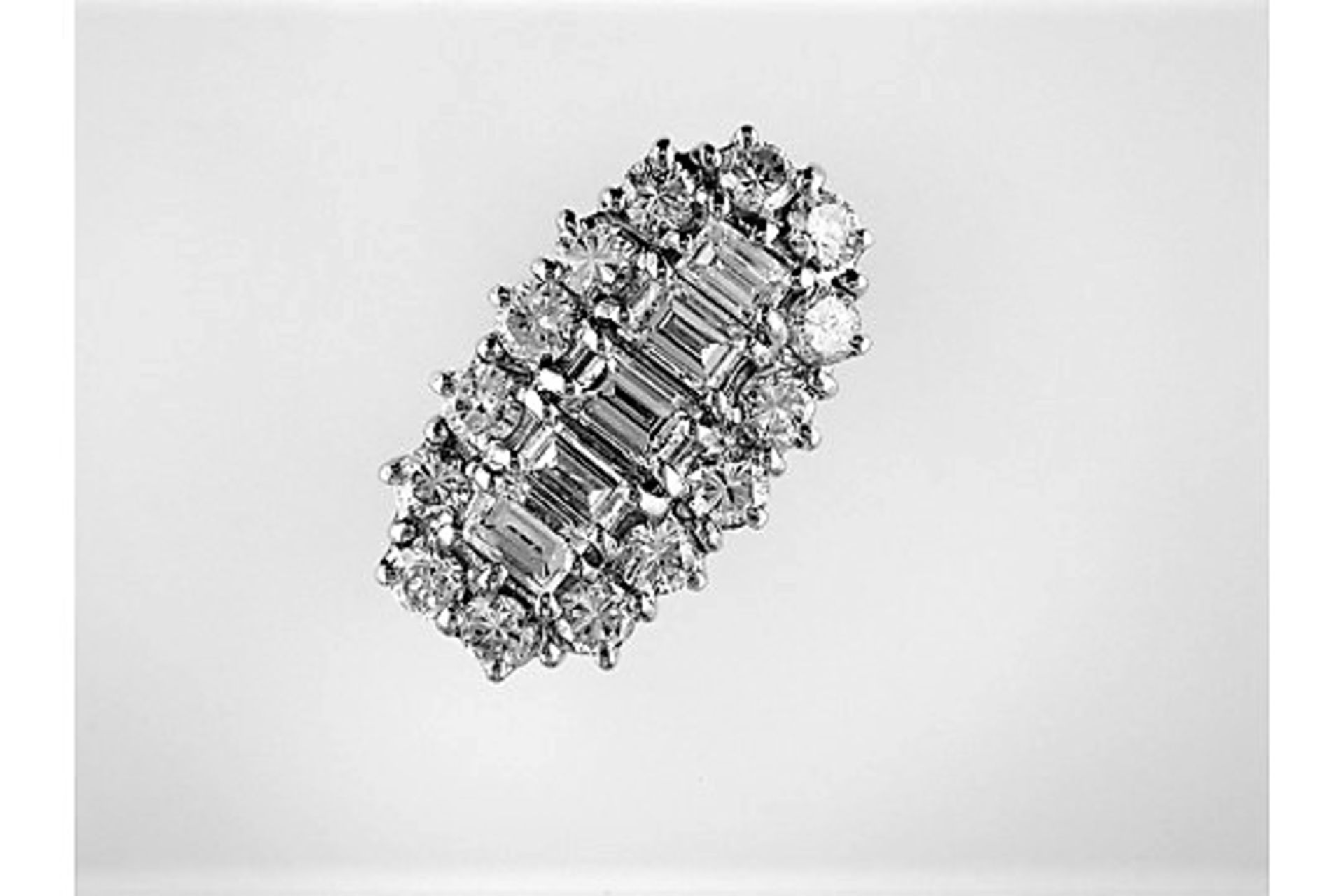 An Impressive Multistone Diamond Ring - Bild 3 aus 4