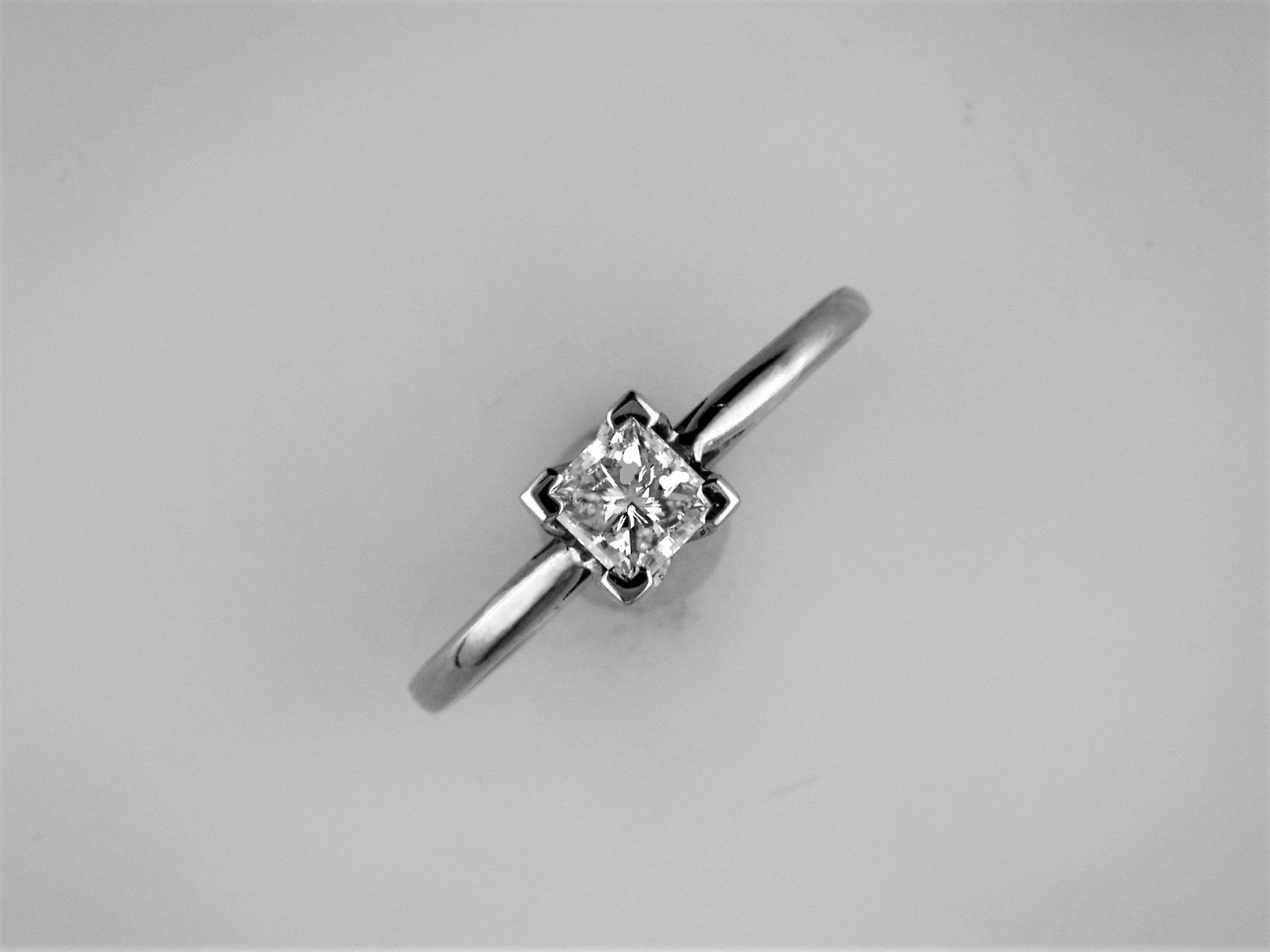 A New 0.51 Carat Princess Cut Diamond Ring - Bild 2 aus 4