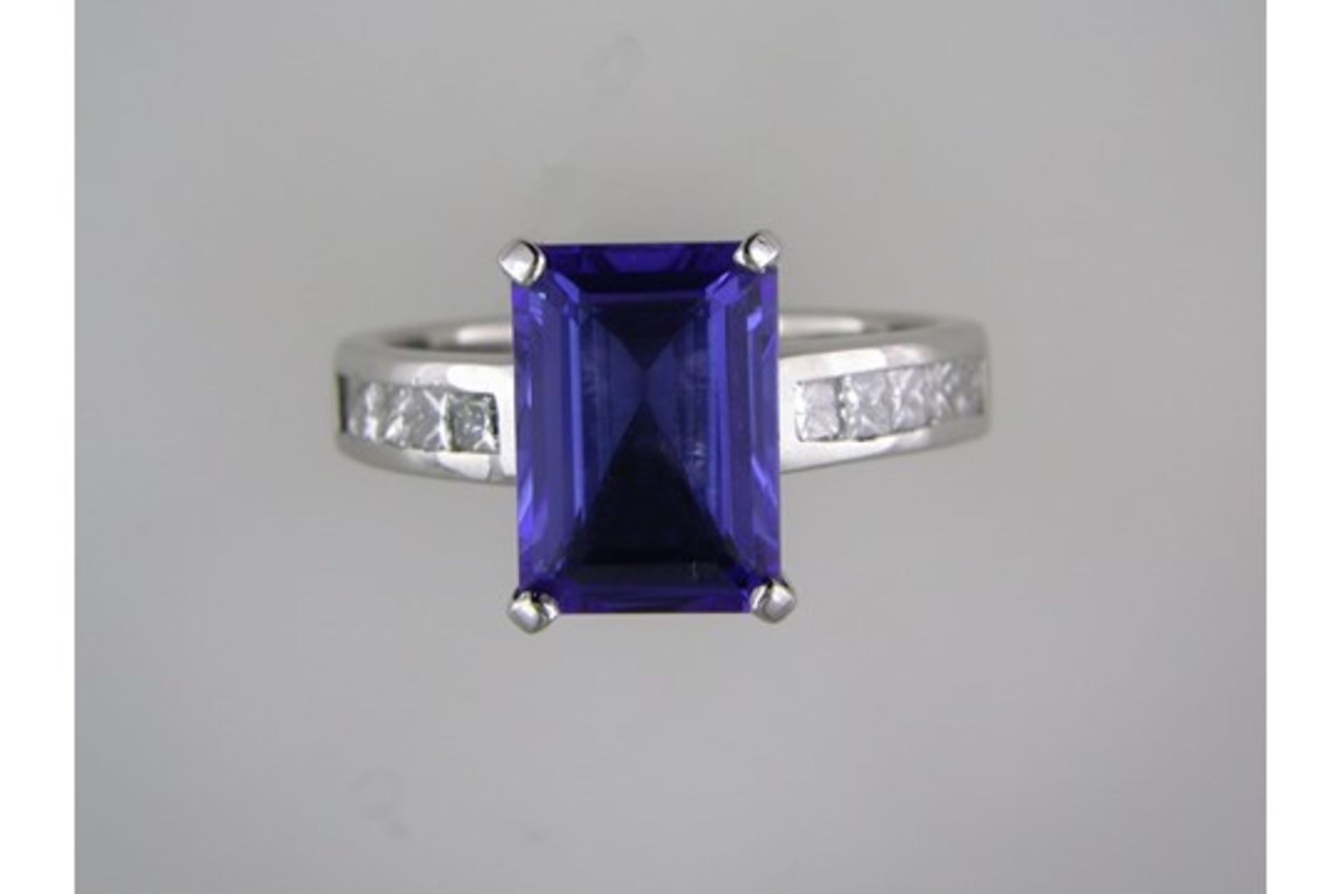 A New Top Quality Tanzanite and Diamond Ring. - Bild 2 aus 4