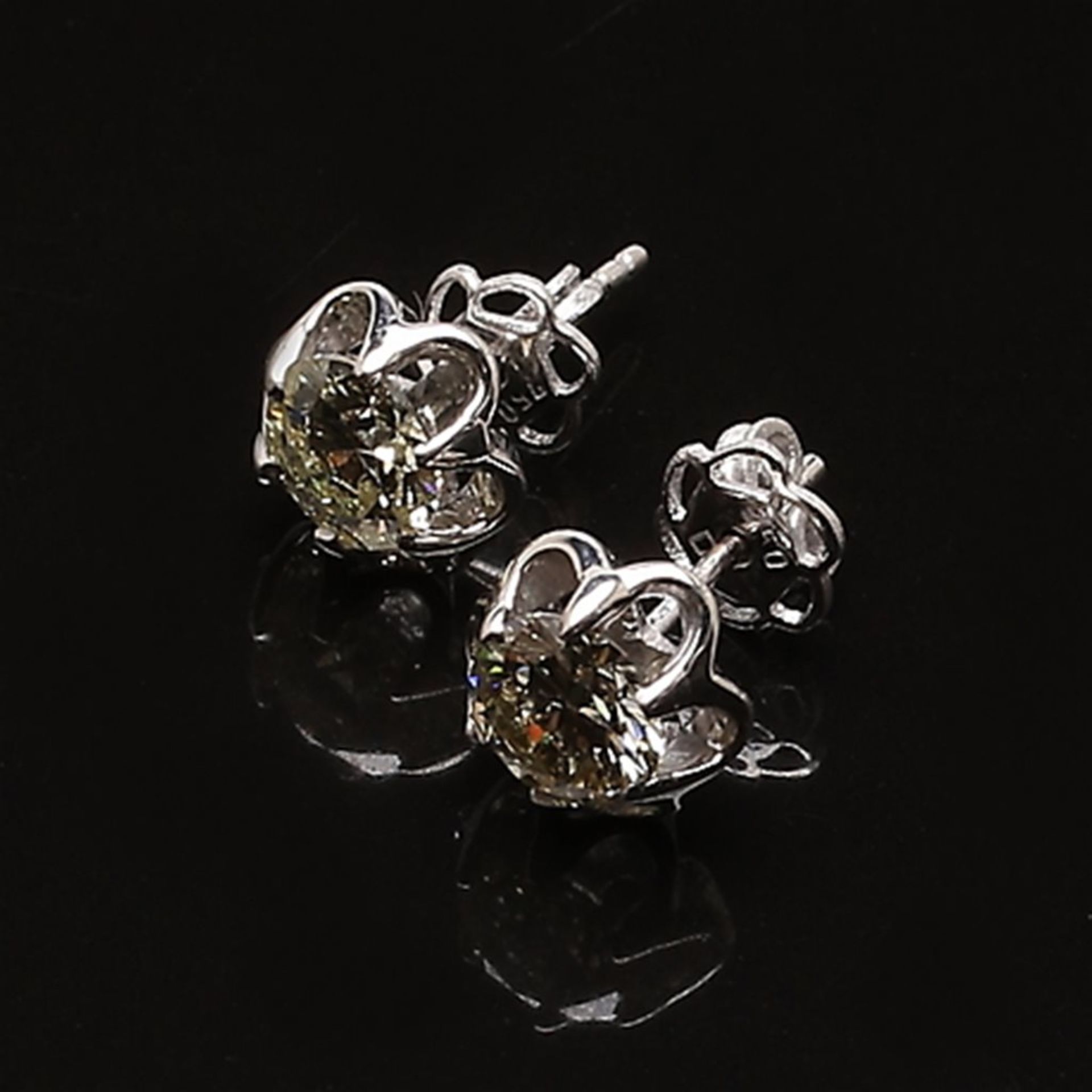 Single-stone earrings in white gold, stamped 750 with 2 diamonds total 2.05 ct Color J Clarity SI1- - Image 2 of 3