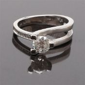 Ring in 14K white gold with a brilliant cut diamond, 0.60 ct and 10ct 0.01 ct, total 0.70 ct