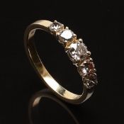 Alliance ring in yellow gold, stamped 750, size 18/56 with 5 diamonds total 0,80 ct Color from LB