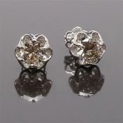 Single-stone earrings in white gold, stamped 750 with 2 diamonds total 2.05 ct Color J Clarity SI1-