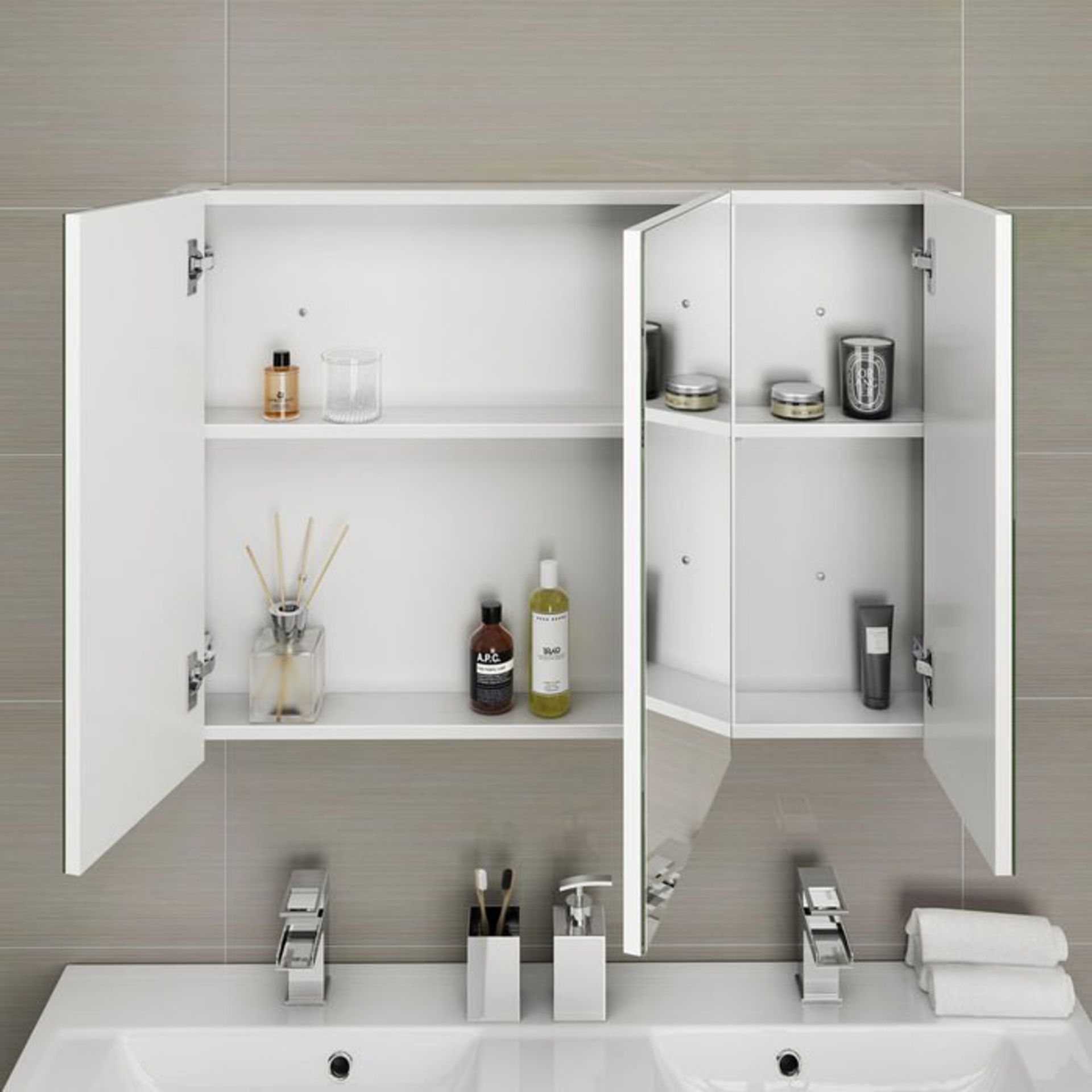 (L18)900mm Gloss White Triple Door Mirror Cabinet RRP £299.99. Sleek contemporary design Triple door - Image 3 of 3