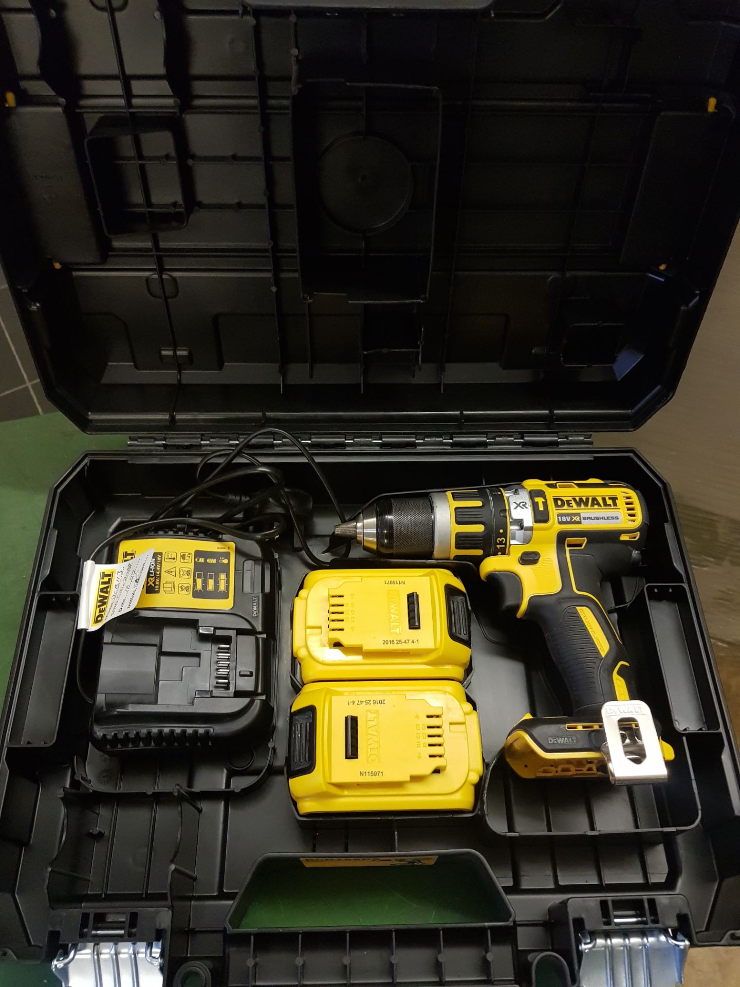 (D4) DEWALT DCD795D2-GB 18V 2.0AH LI-ION XR BRUSHLESS CORDLESS COMBI DRILL SET. LIKE NEW