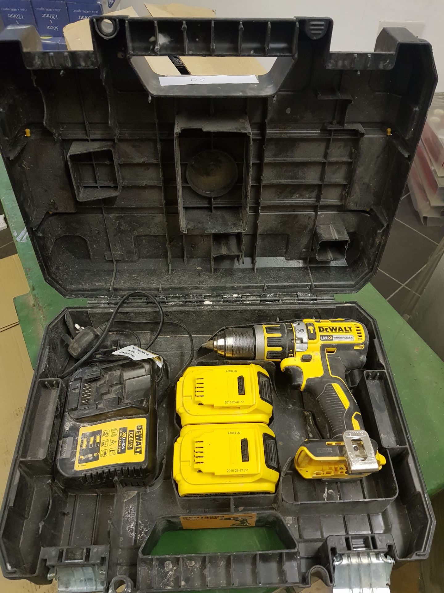 (D5) DEWALT DCD795D2-GB 18V 2.0AH LI-ION XR BRUSHLESS CORDLESS COMBI DRILL SET. USED CONDITION.