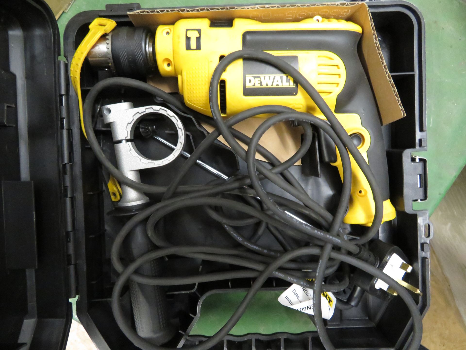 (D22) DEWALT DWD024K-GB 701W PERCUSSION DRILL 240V. LIKE NEW CONDITION. - Image 3 of 3