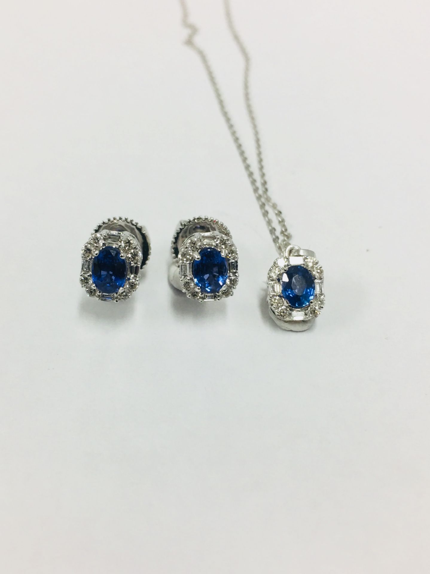 18ct Sapphire diamond Earrings and Pendant Set,0.78ct natural sapphire,0.24ct diamond brilliant - Image 2 of 5