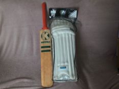 Kippax Cricket Bat Hercules Super Midi With 2 x Gunn & Moor Batting Pads