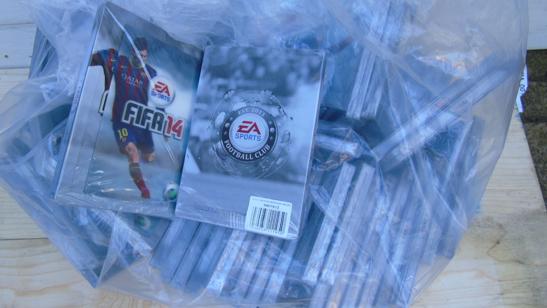 No Reserve: Approx 55 x Fifa 14 - Messi. Metal game cases (games are not included)