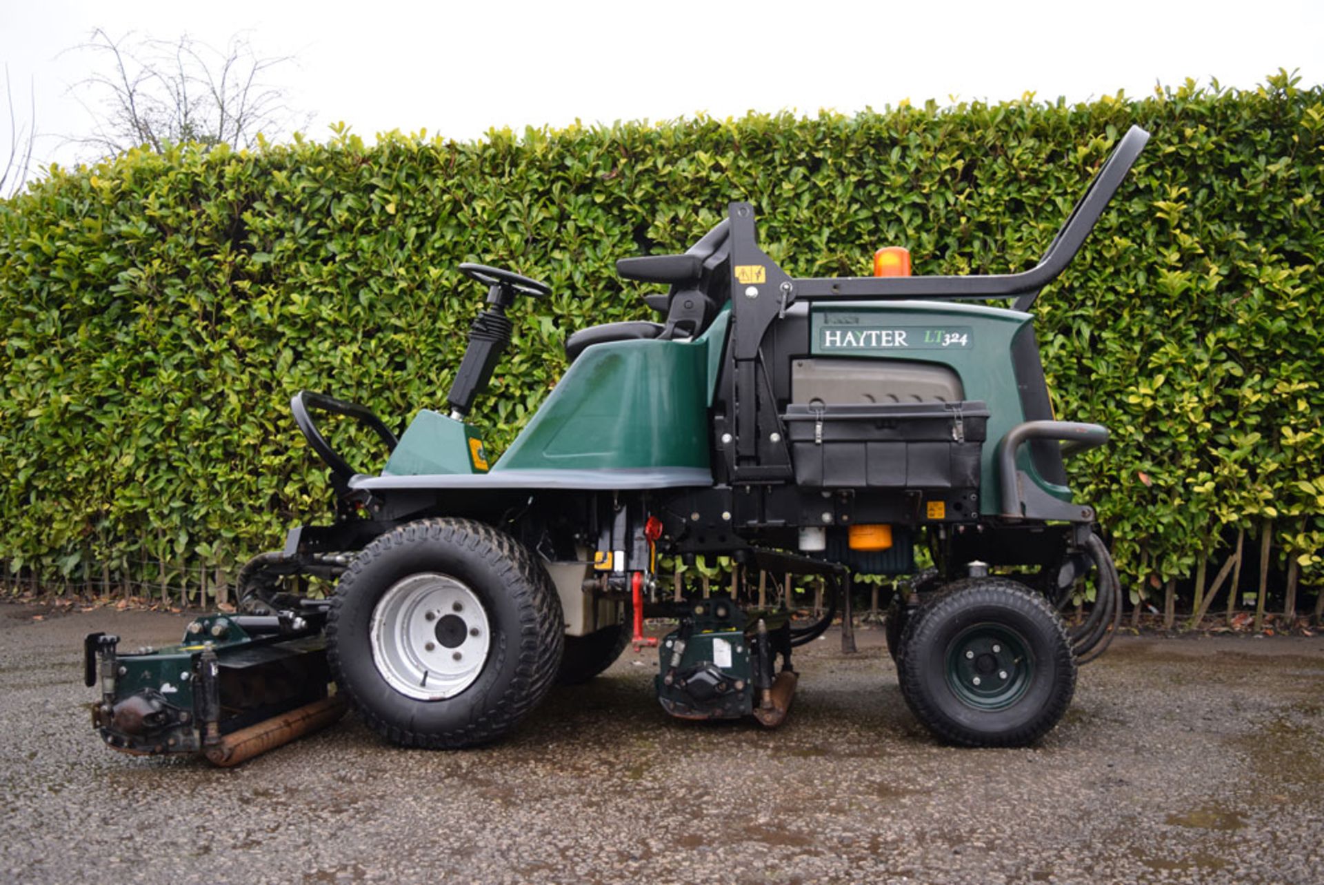 2011 Registered Hayter LT324 Triple Cylinder Mower - Image 5 of 9