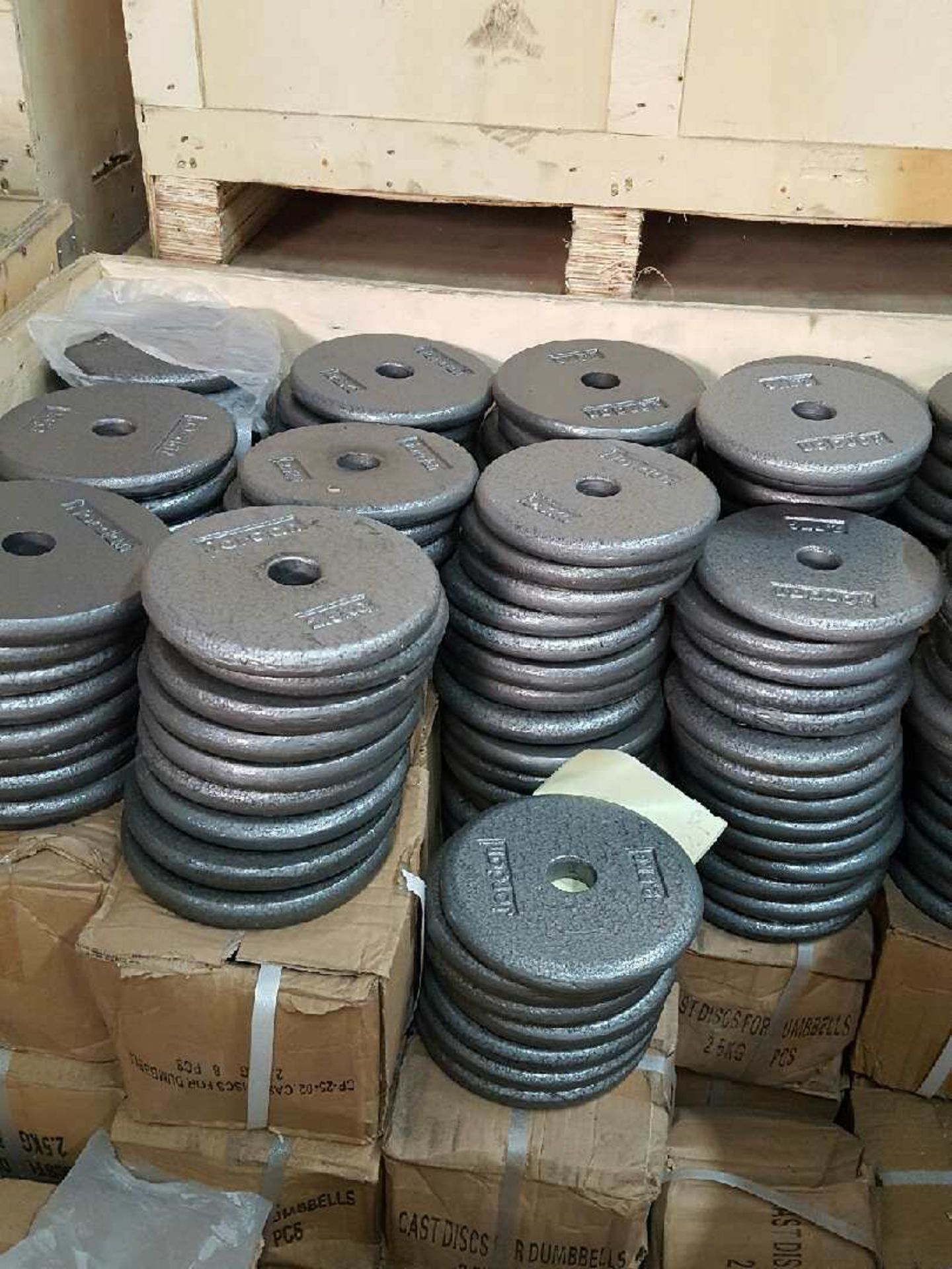 Joblot of Brand New Cast Iron & Rubber Dumbbells, Discs, Plates and Handles. Low 10% Buyers Premium - Image 4 of 5