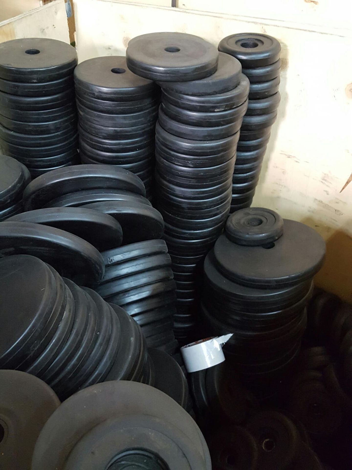 Joblot of Brand New Cast Iron & Rubber Dumbbells, Discs, Plates and Handles. Low 10% Buyers Premium - Image 3 of 5