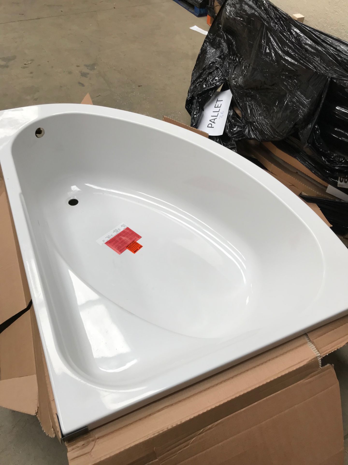 856-18 | 2 x APOLLO OFFSET BATH RIGHT 150X105X40. RRP of Pallet - £261.98 Delivery charged at £ - Image 3 of 11