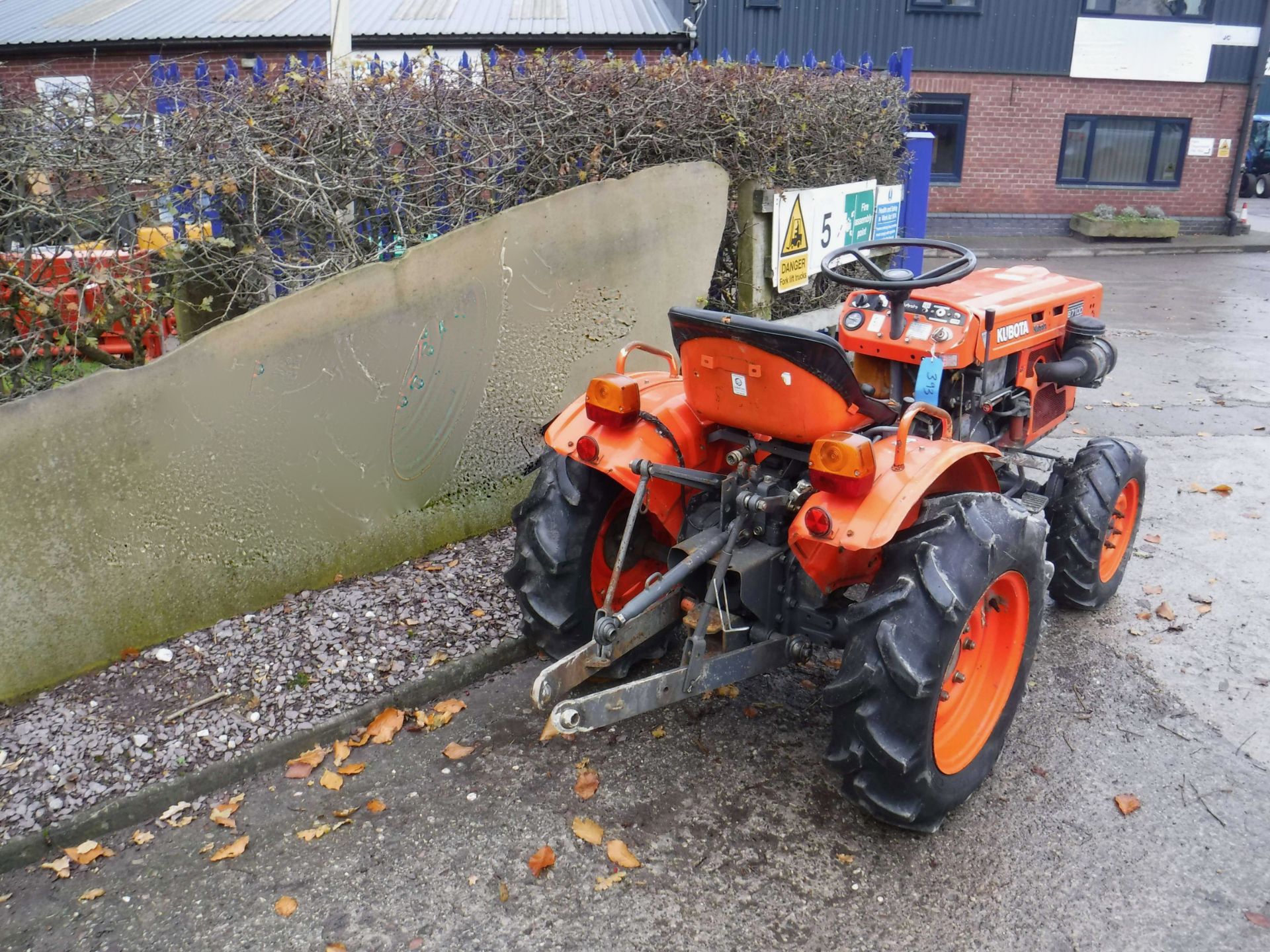 Kubota B7100 Tractor - 3175 hours, Tidy. - Image 3 of 3